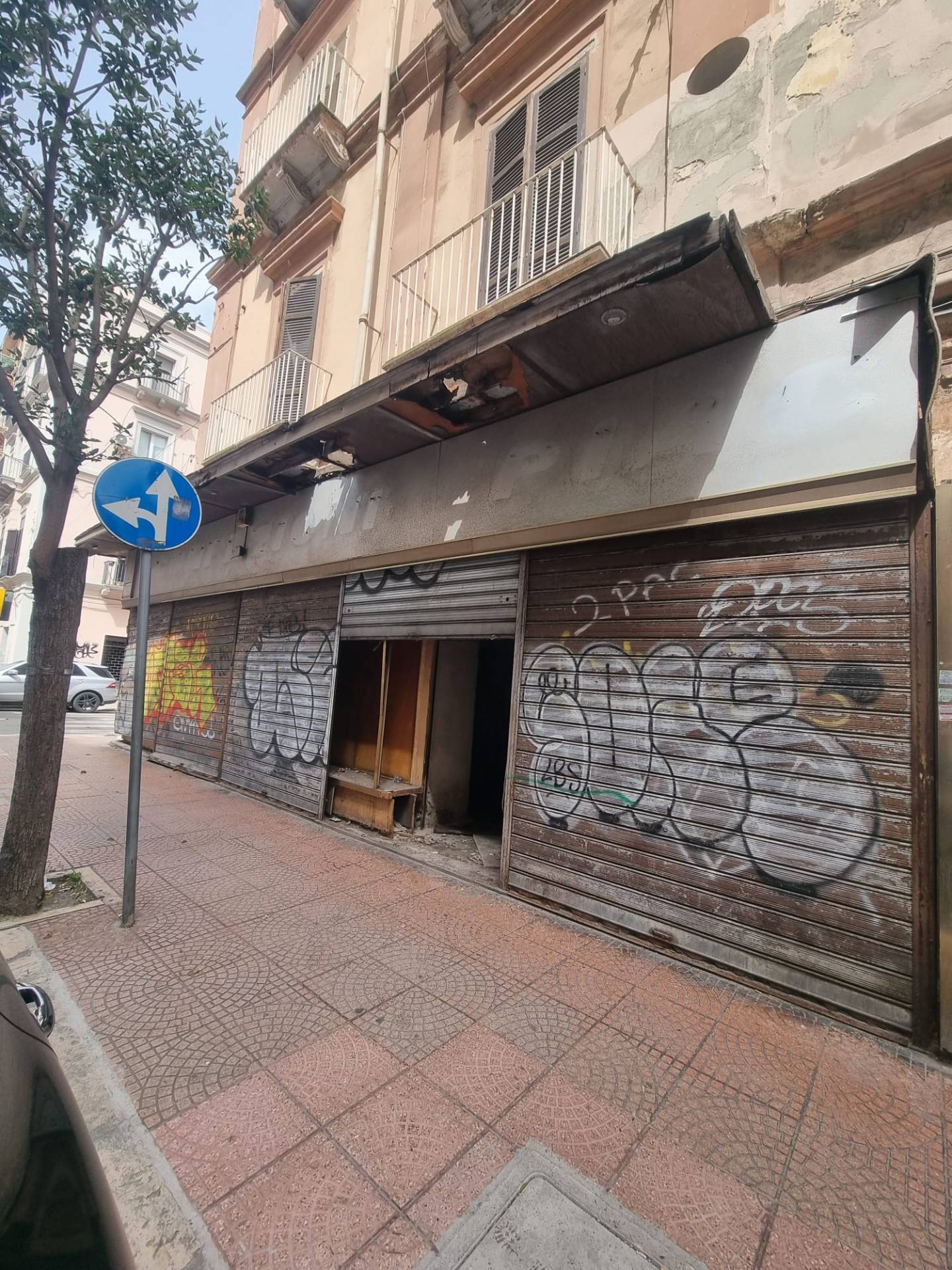 Locale commerciale in vendita a Taranto, Borgo