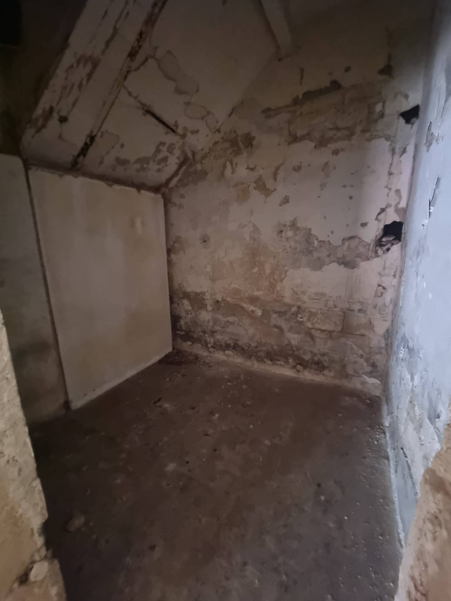 Locale commerciale in vendita a Taranto, Borgo