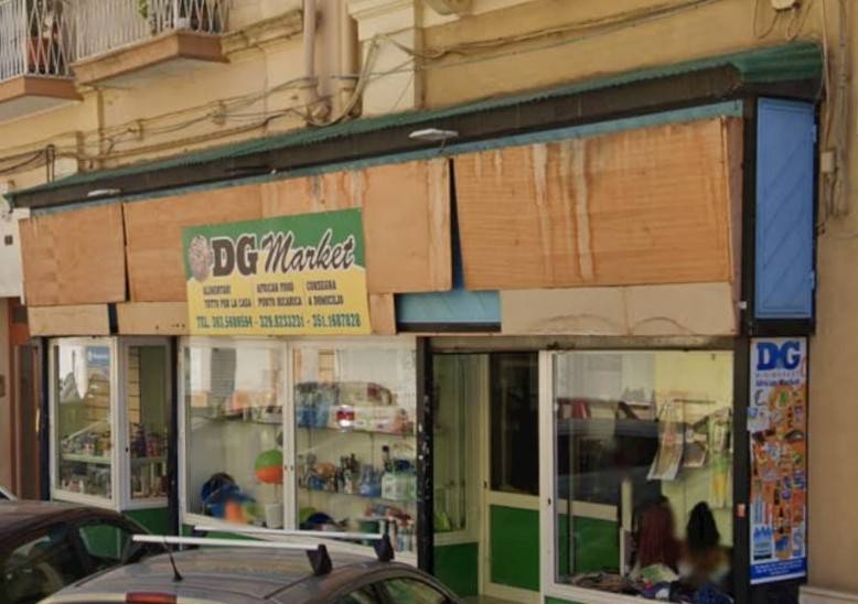Locale commerciale in vendita a Taranto, Borgo