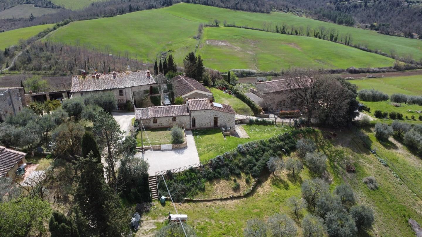 Rustico con giardino a Colle di Val d'Elsa