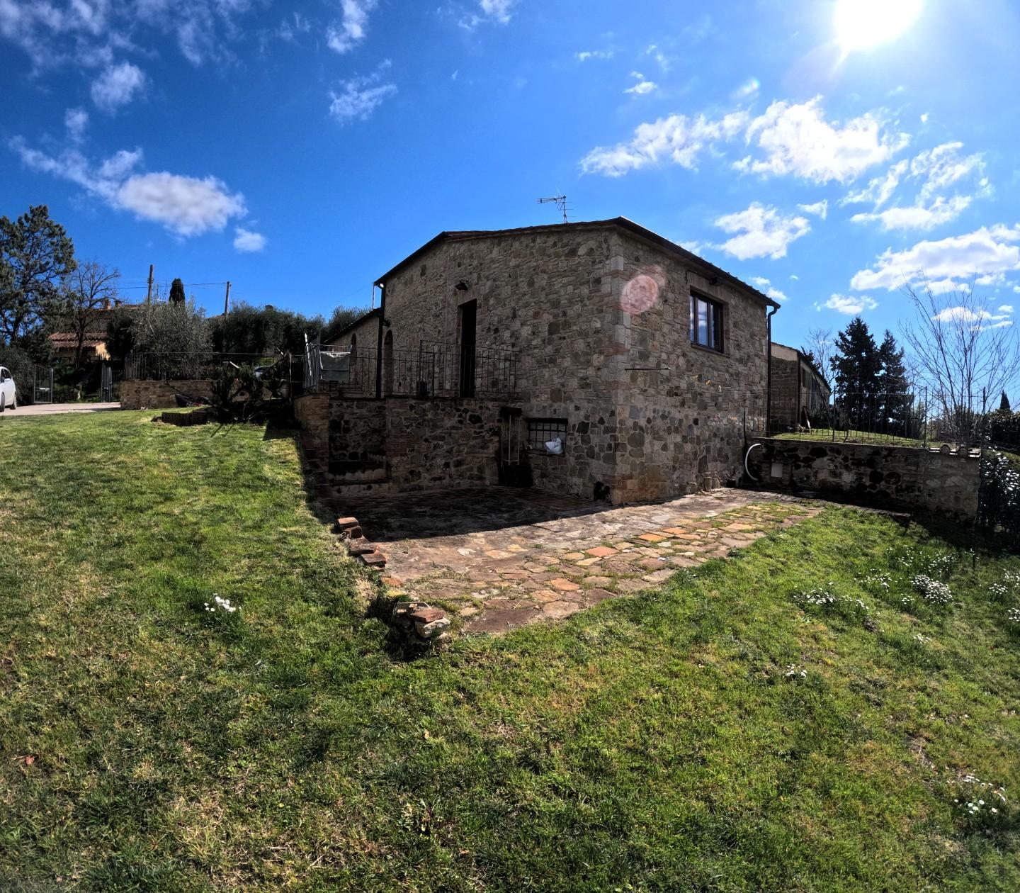 Rustico con giardino a Colle di Val d'Elsa