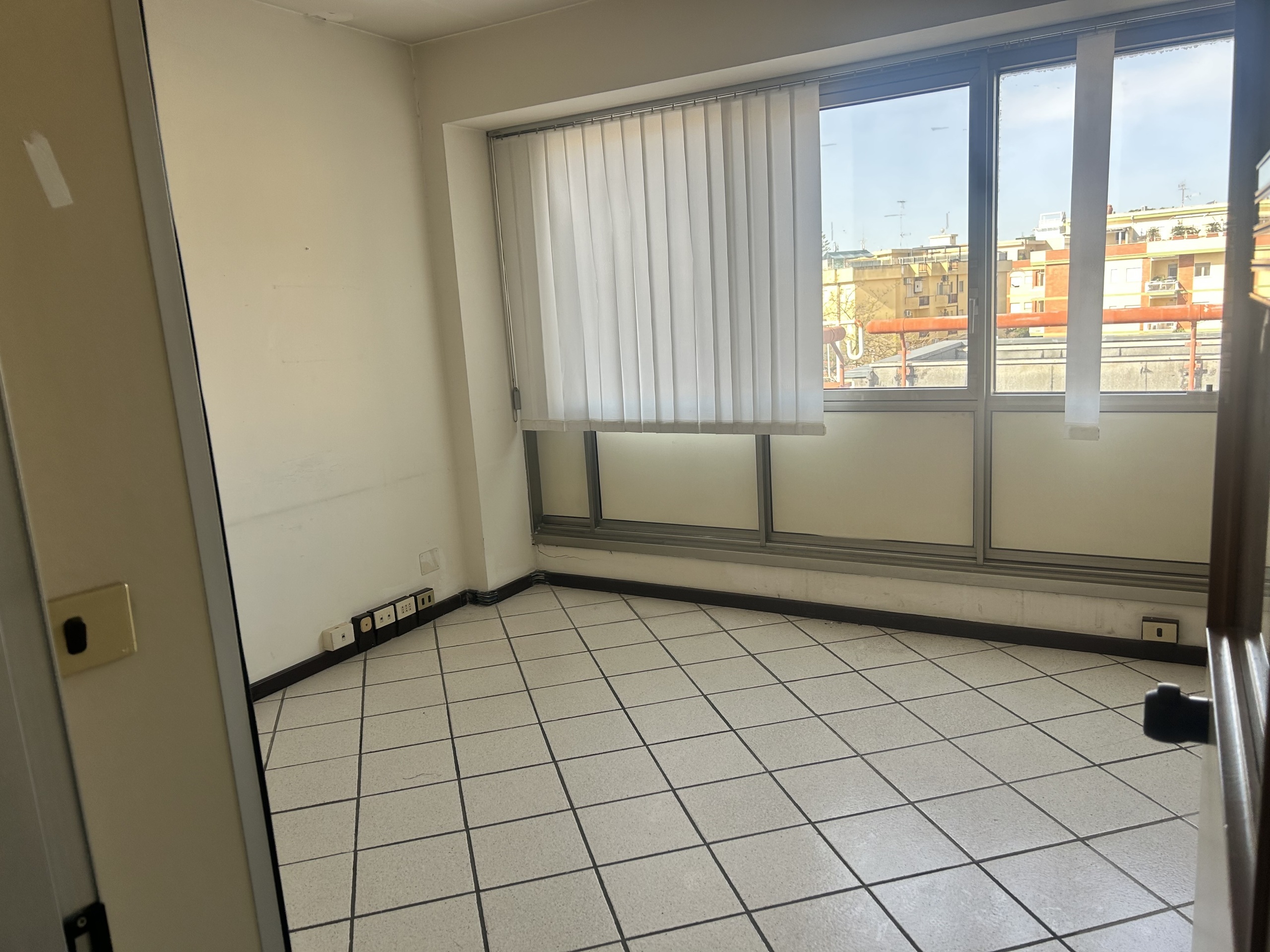 Ufficio con terrazzo in via delle arene 234, Terracina