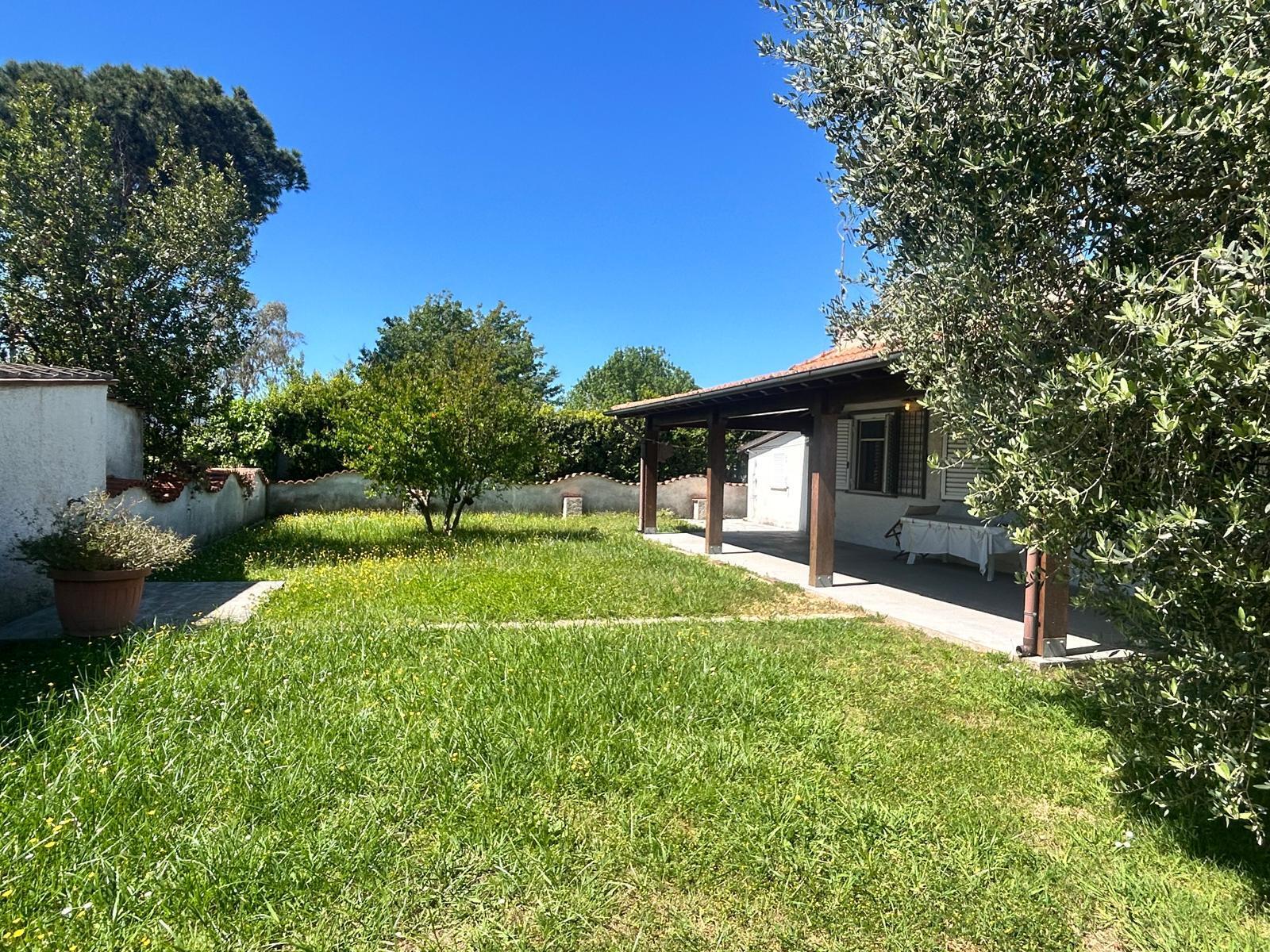 Casa indipendente con giardino in villaggio del sisto 54, Terracina
