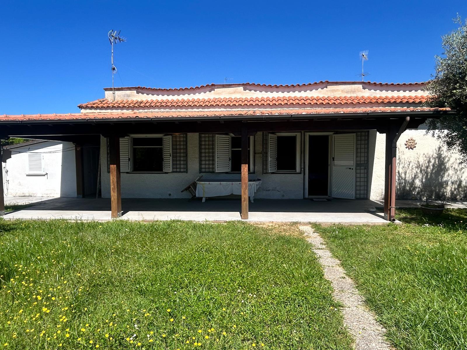 Casa indipendente con giardino in villaggio del sisto 54, Terracina