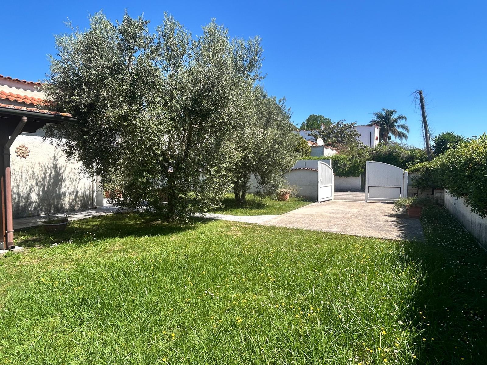 Casa indipendente con giardino in villaggio del sisto 54, Terracina