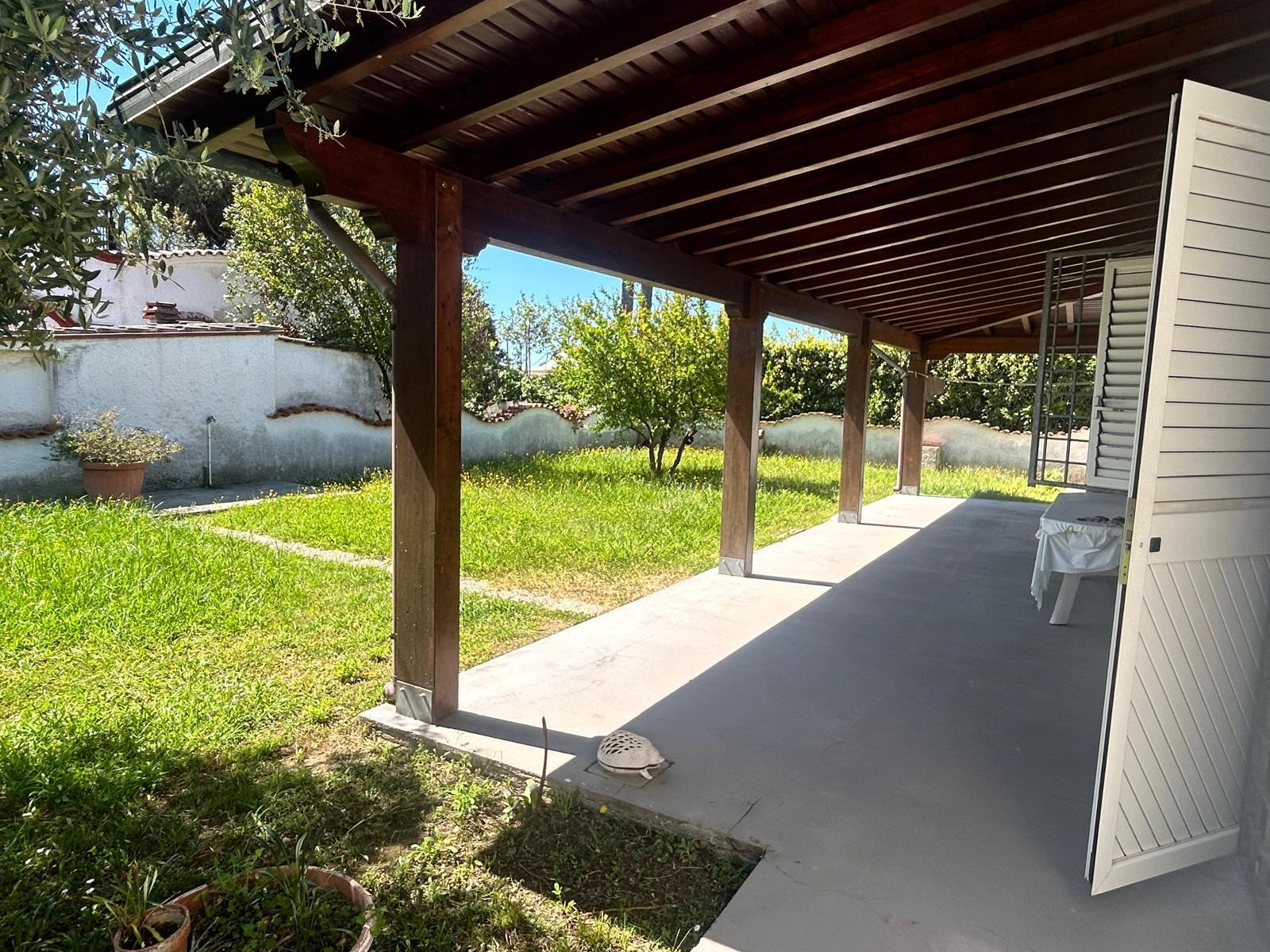 Casa indipendente con giardino in villaggio del sisto 54, Terracina