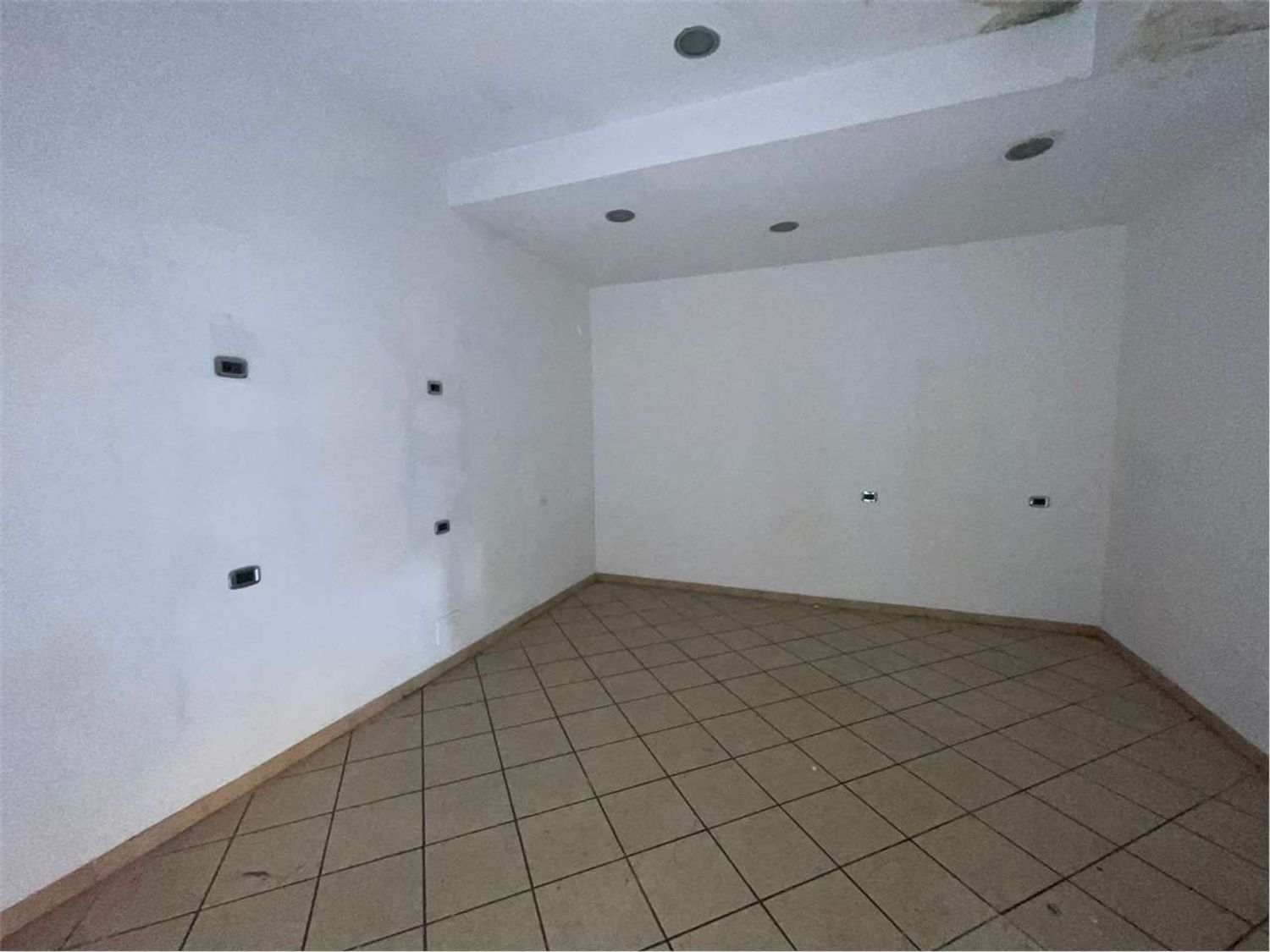 Locale commerciale in affitto a Livorno