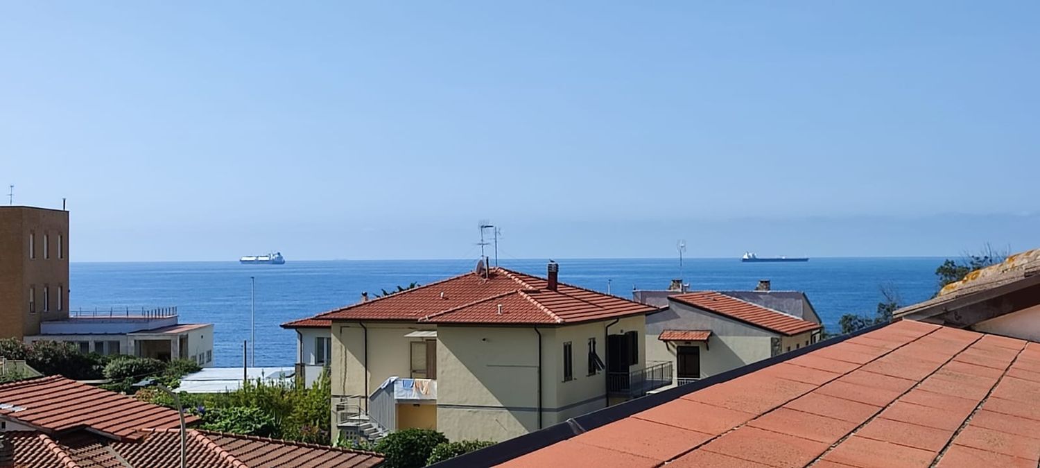 Casa indipendente con terrazzo, Livorno antignano