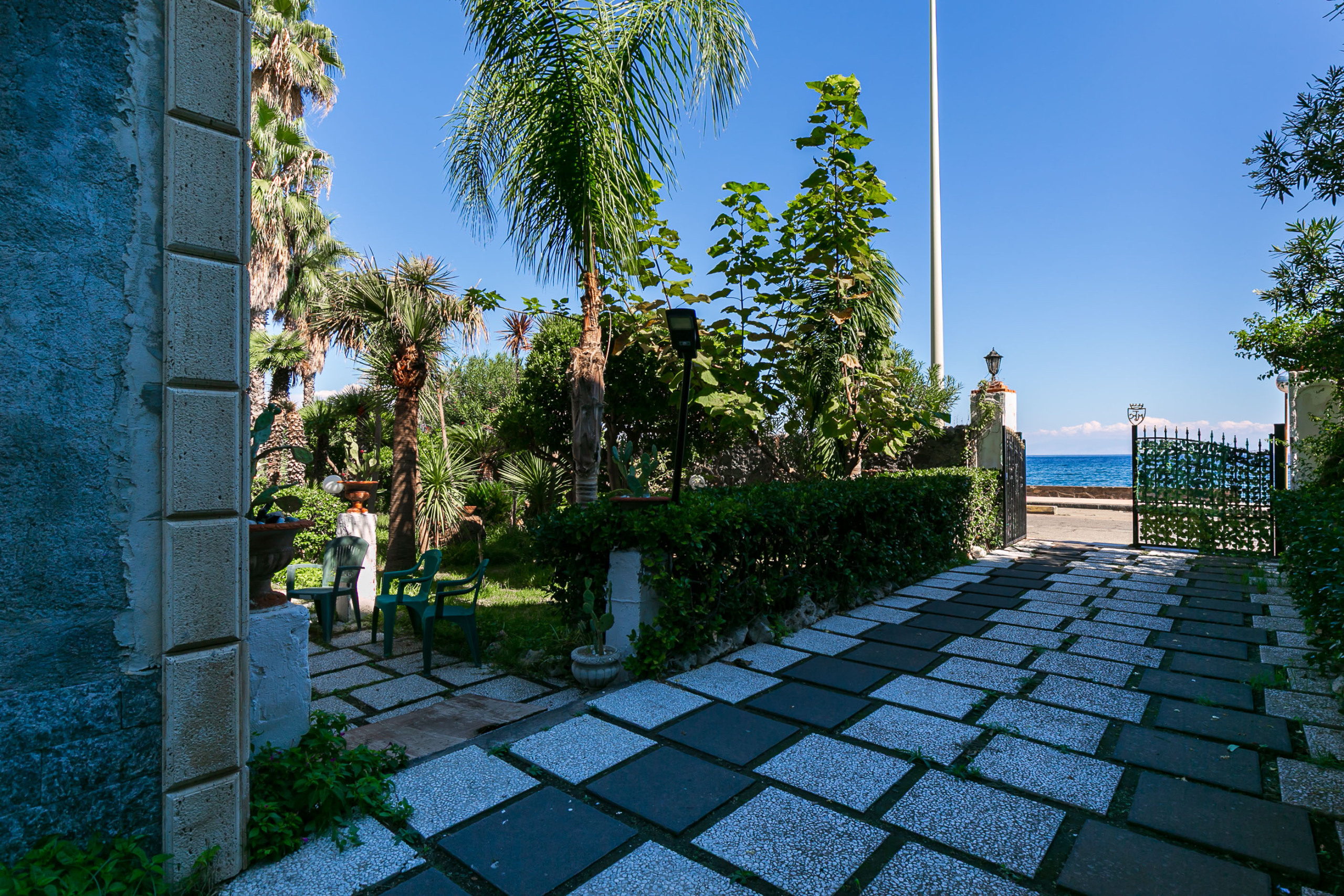 Villa da ristrutturare in lungomare edoardo pantano 53a, Riposto