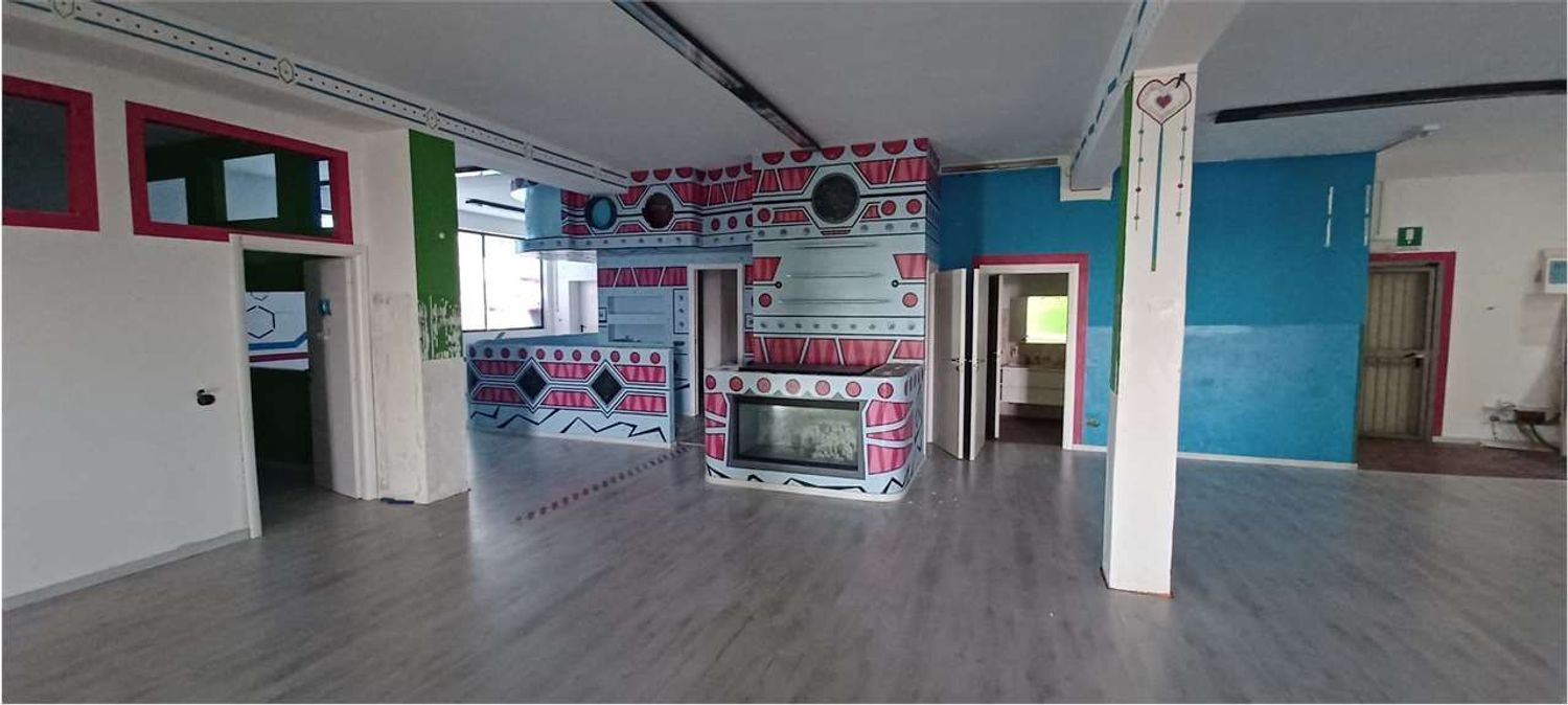 Locale commerciale in affitto a Fino Mornasco, Socco