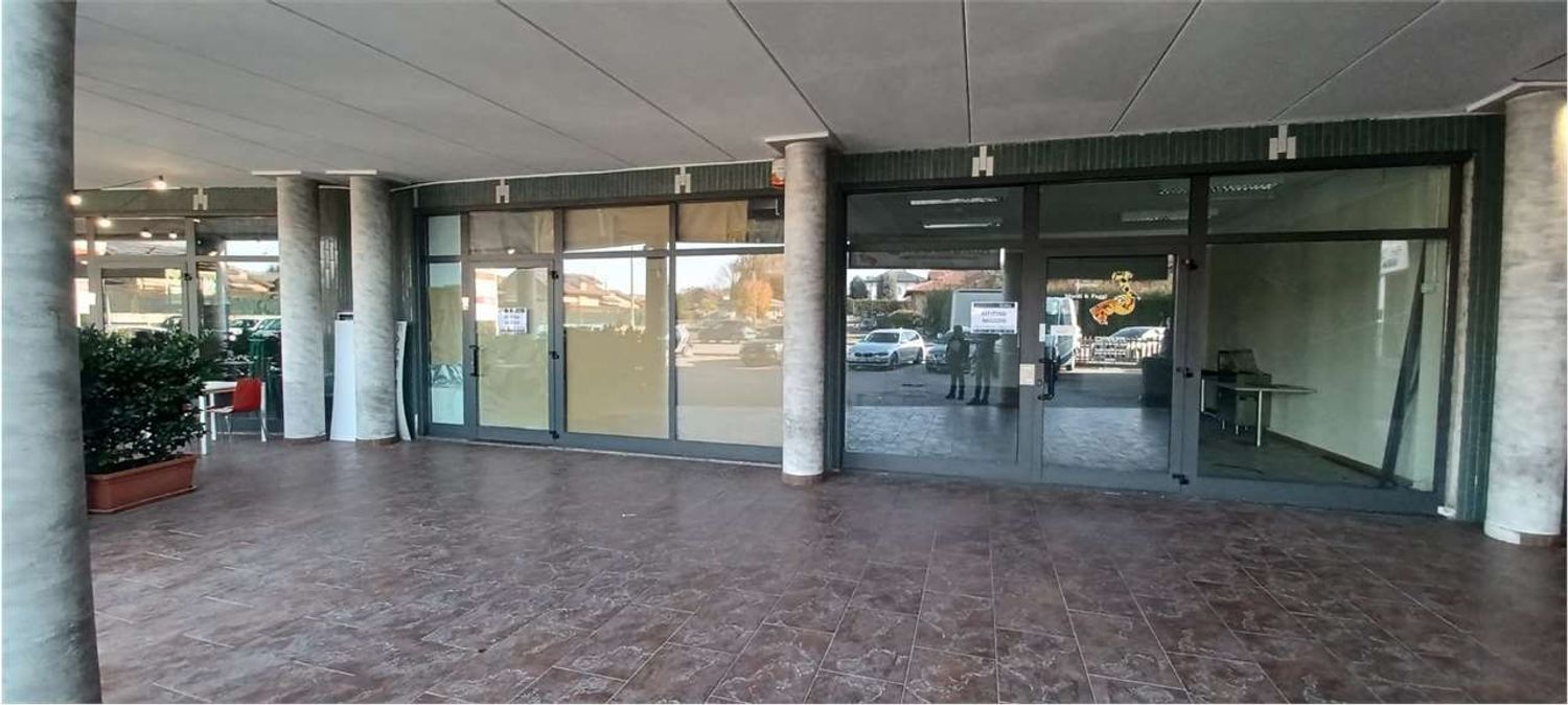 Locale commerciale in affitto a Fino Mornasco, Socco