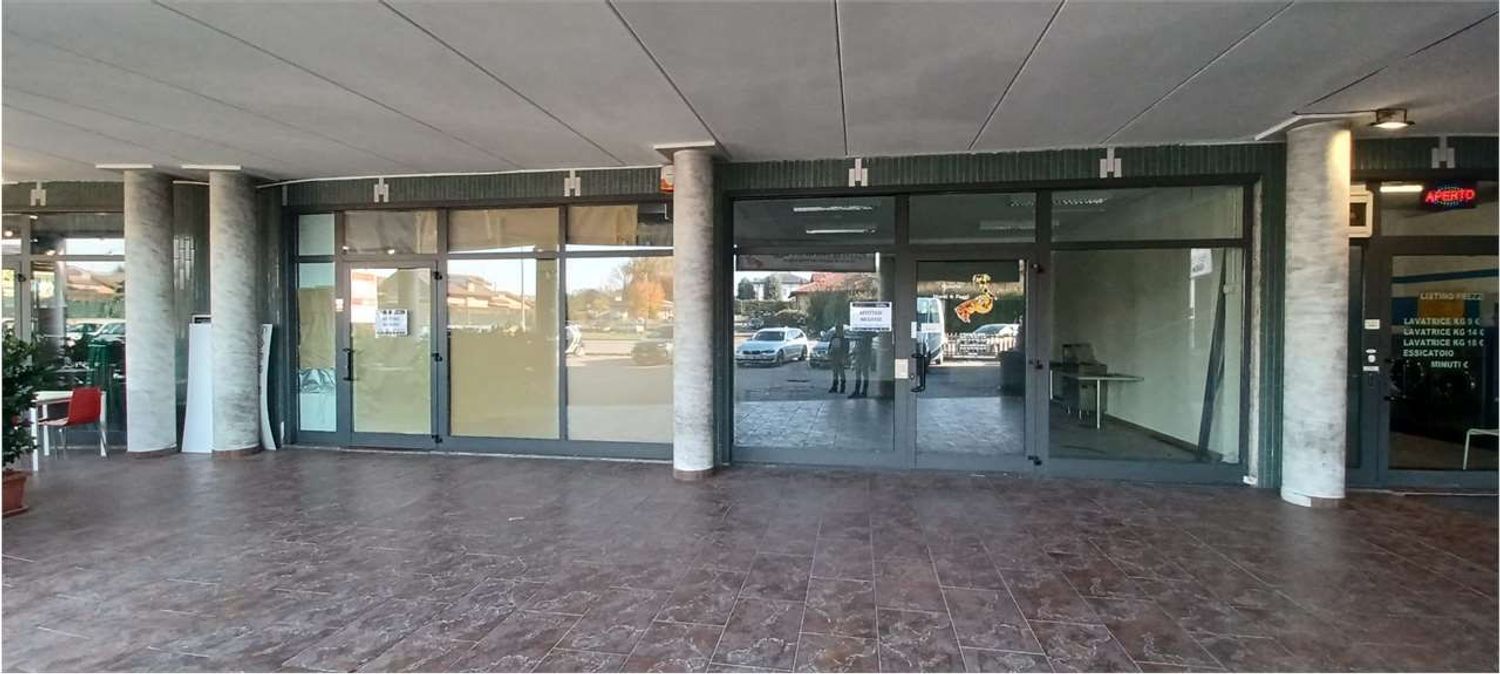 Locale commerciale in affitto a Fino Mornasco, Socco