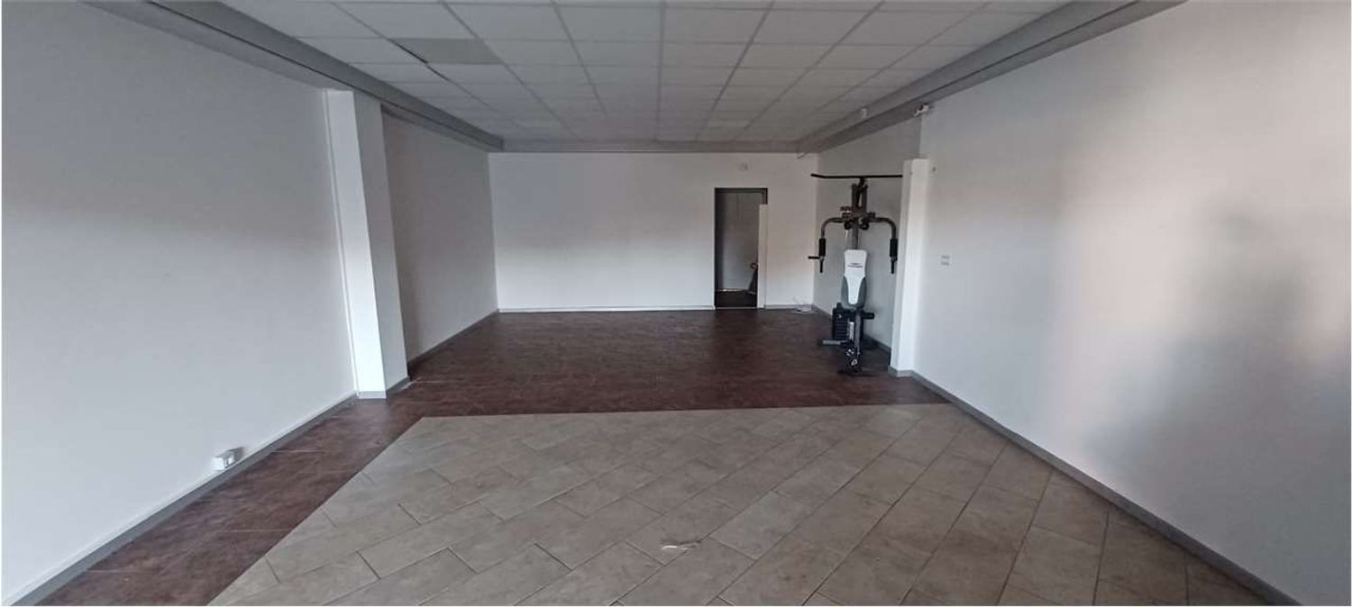 Locale commerciale in affitto a Fino Mornasco, Socco