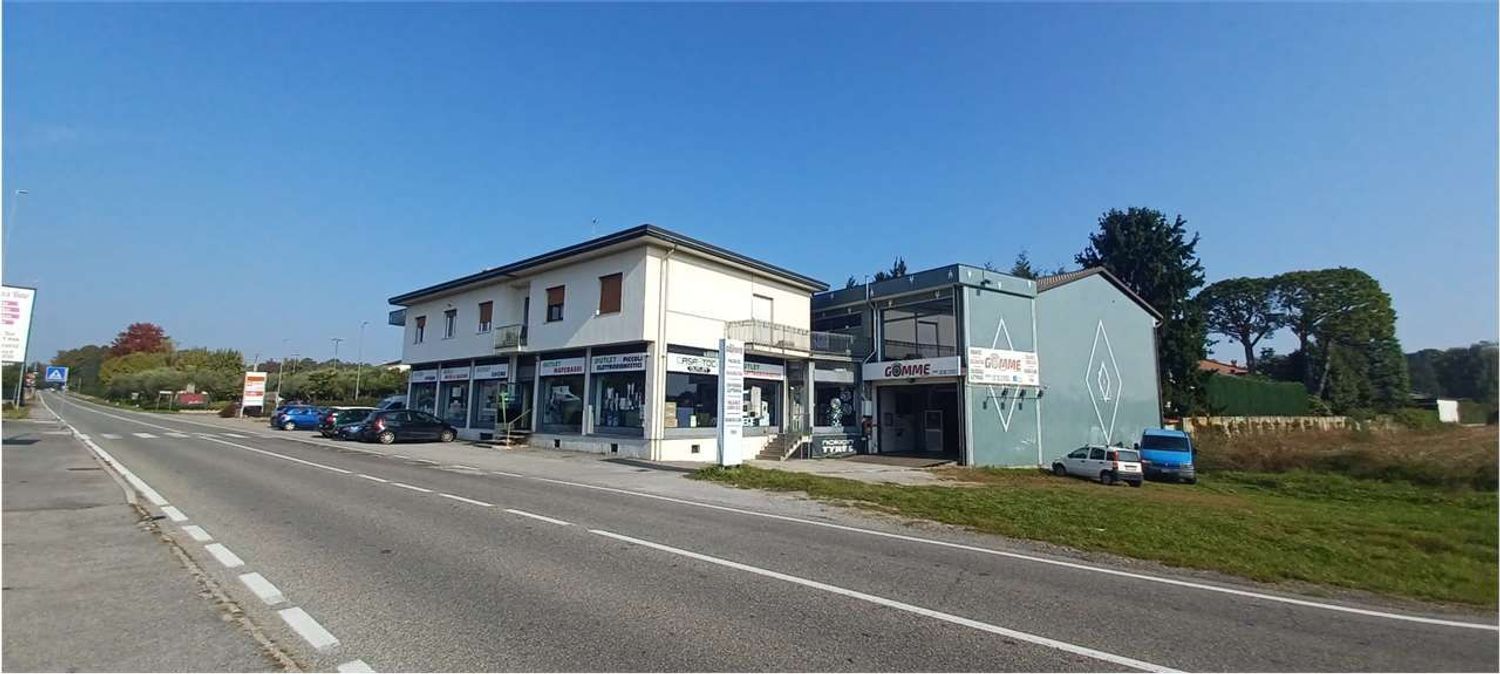 Locale commerciale in affitto a Fino Mornasco, Socco