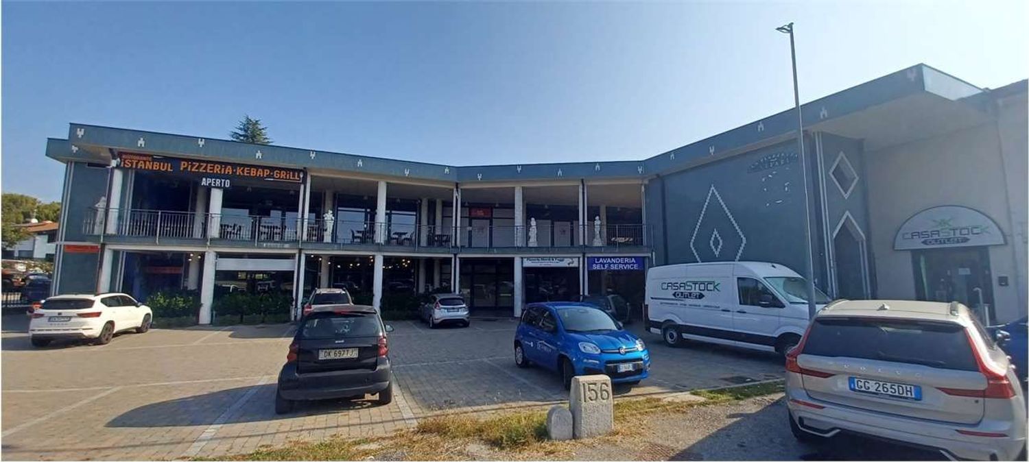 Locale commerciale in affitto a Fino Mornasco, Socco