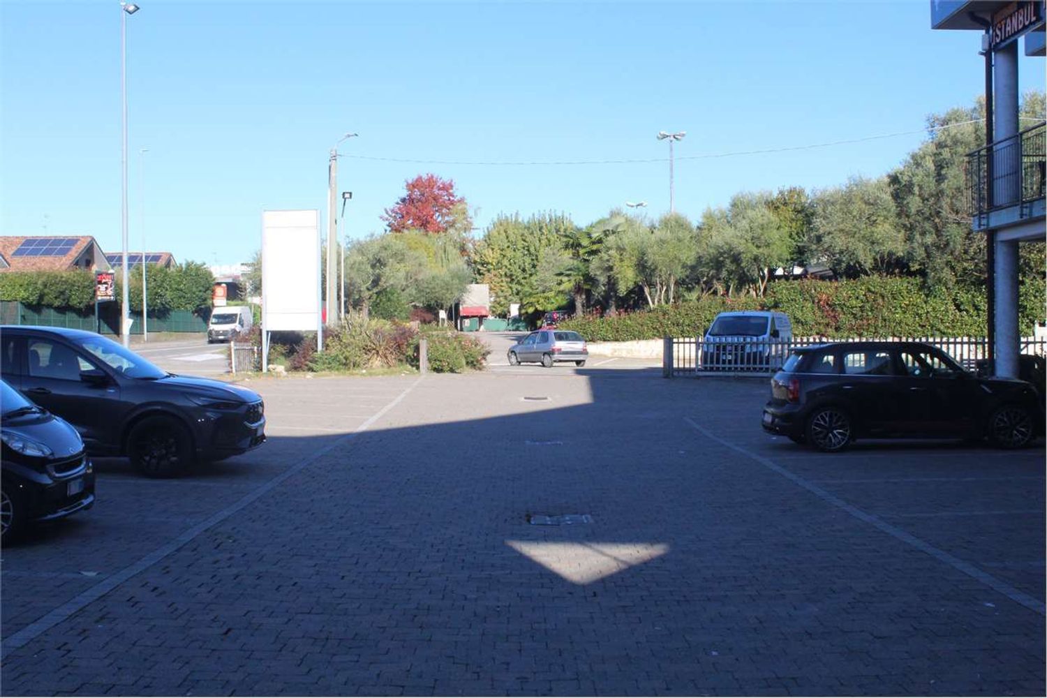 Locale commerciale in affitto a Fino Mornasco, Socco