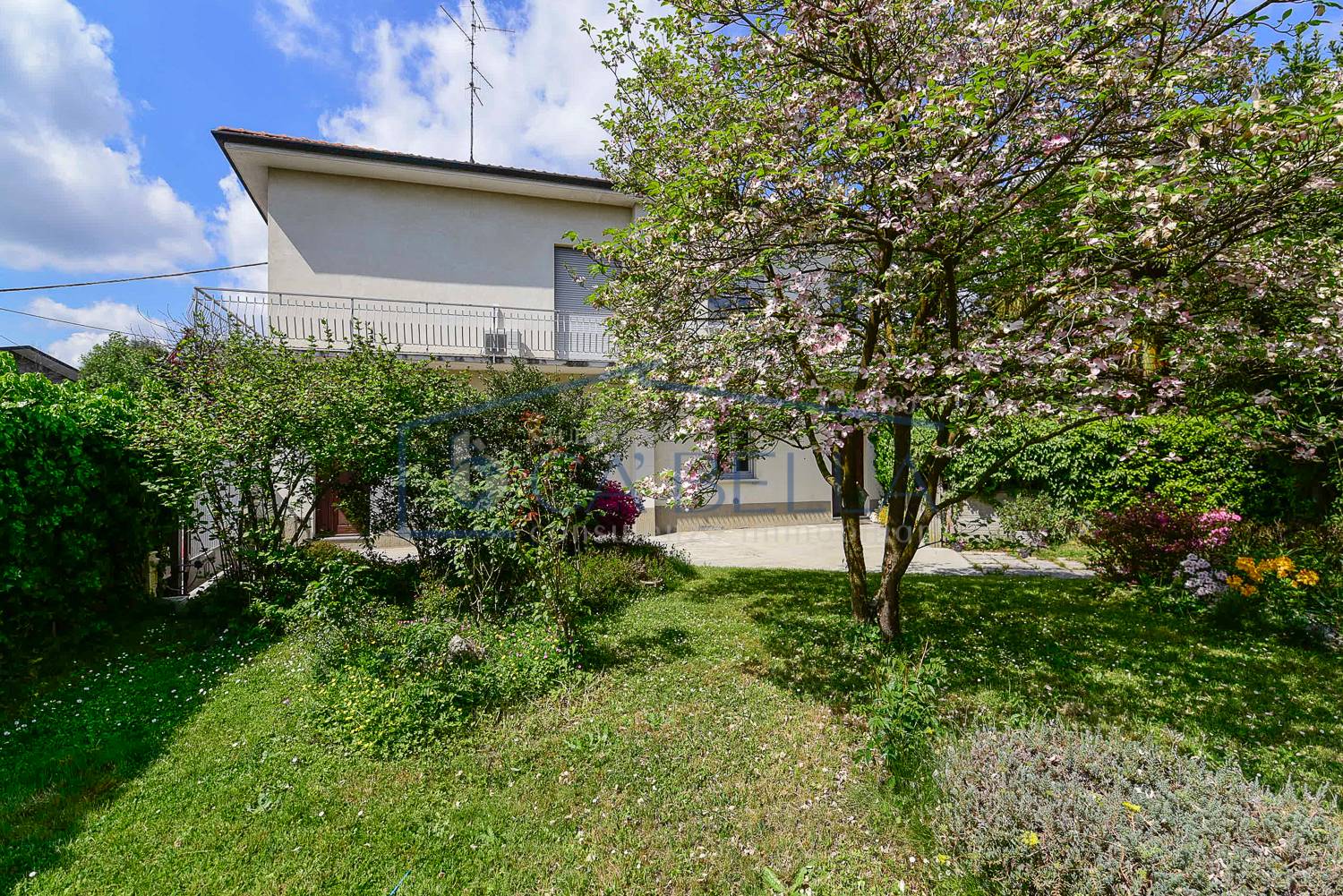 Casa singola in vendita a Lazzate