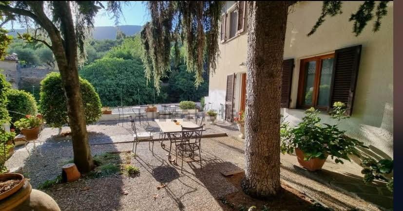 Villa con giardino a Calci