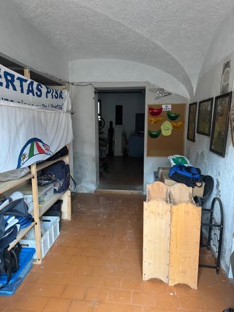 Locale commerciale da ristrutturare a Calci