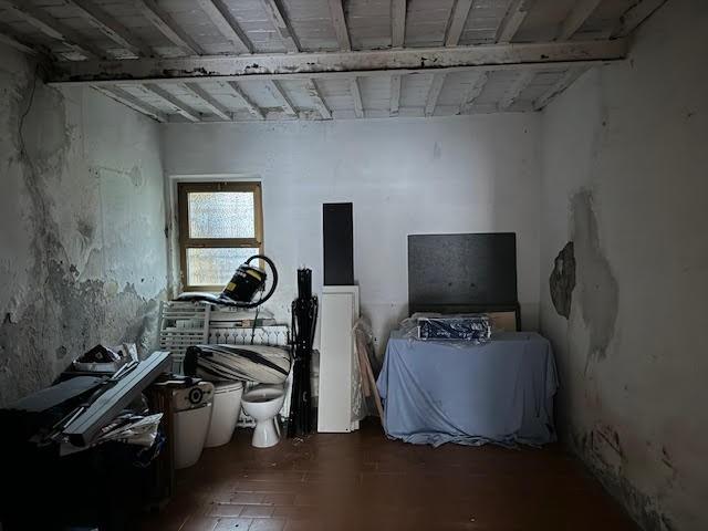 Locale commerciale da ristrutturare a Calci