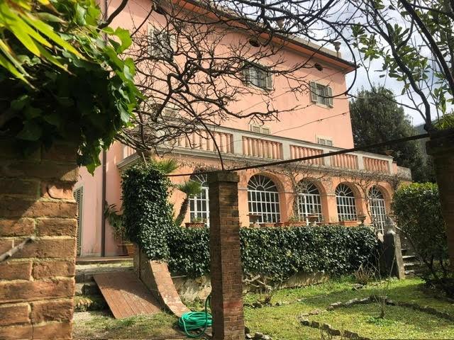 Villa con giardino a Calci