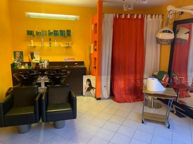 Locale commerciale in affitto a Cascina