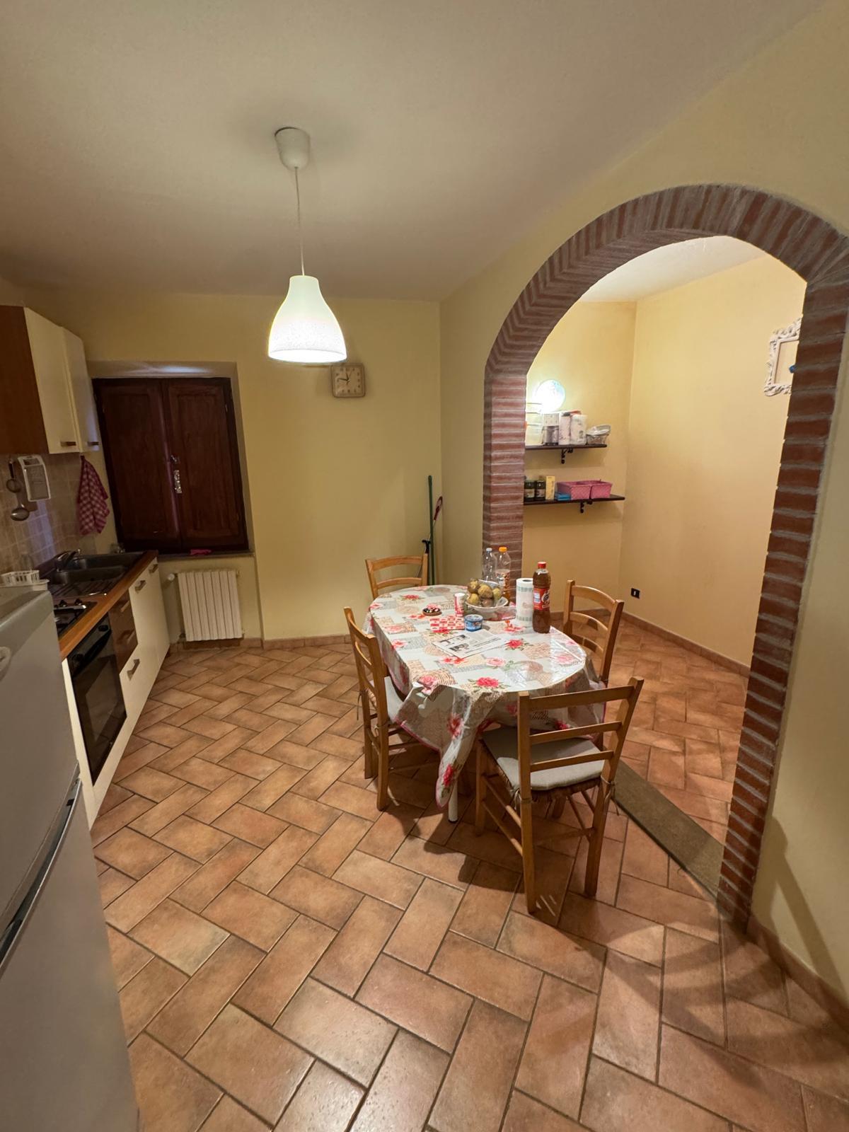 Trilocale in vendita, Calci la corte