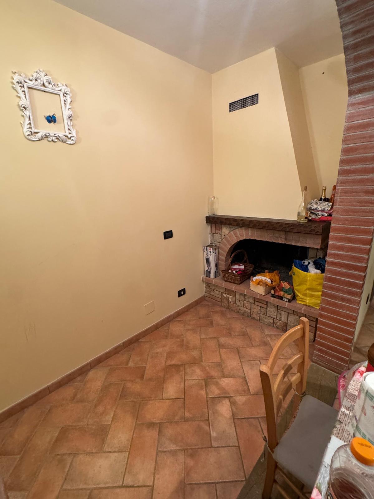 Trilocale in vendita, Calci la corte