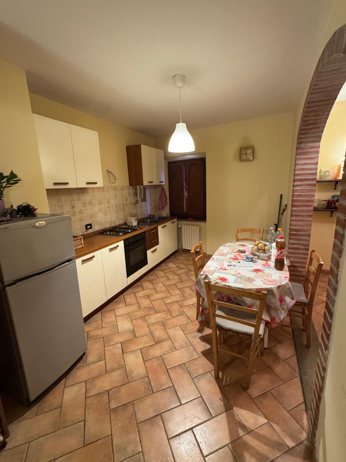 Trilocale in vendita, Calci la corte