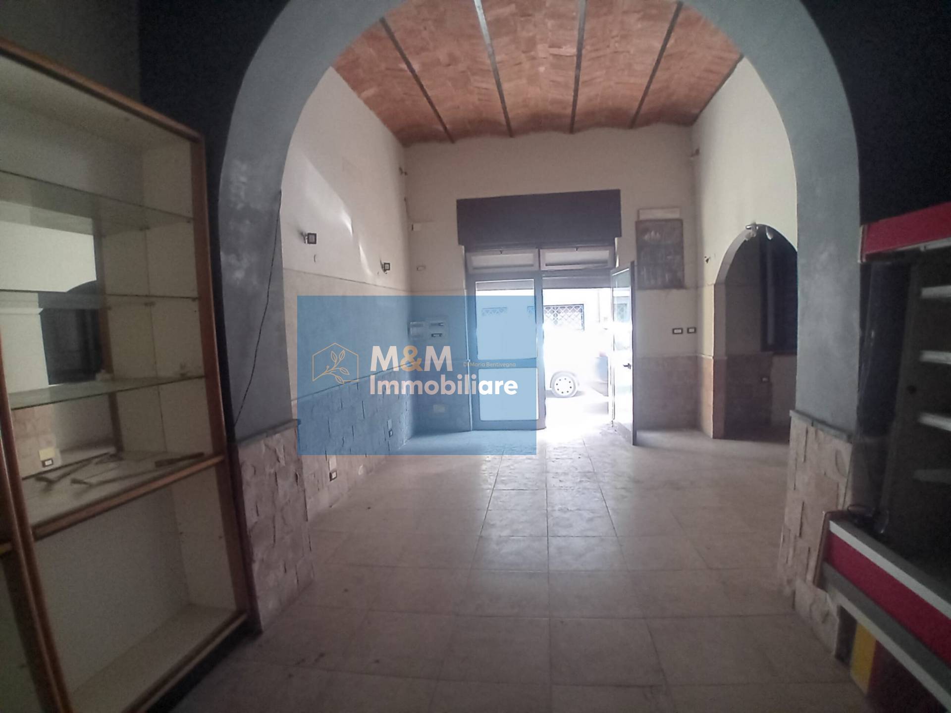 Locale commerciale in vendita a Nettuno, Nettuno centro