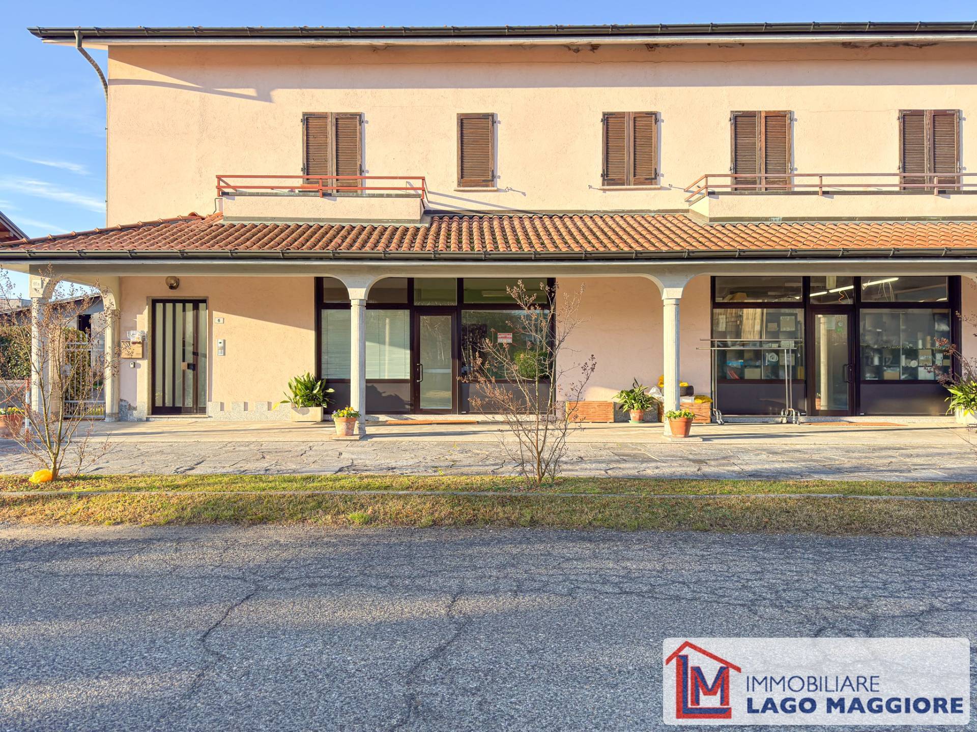 Locale commerciale in vendita a Monvalle
