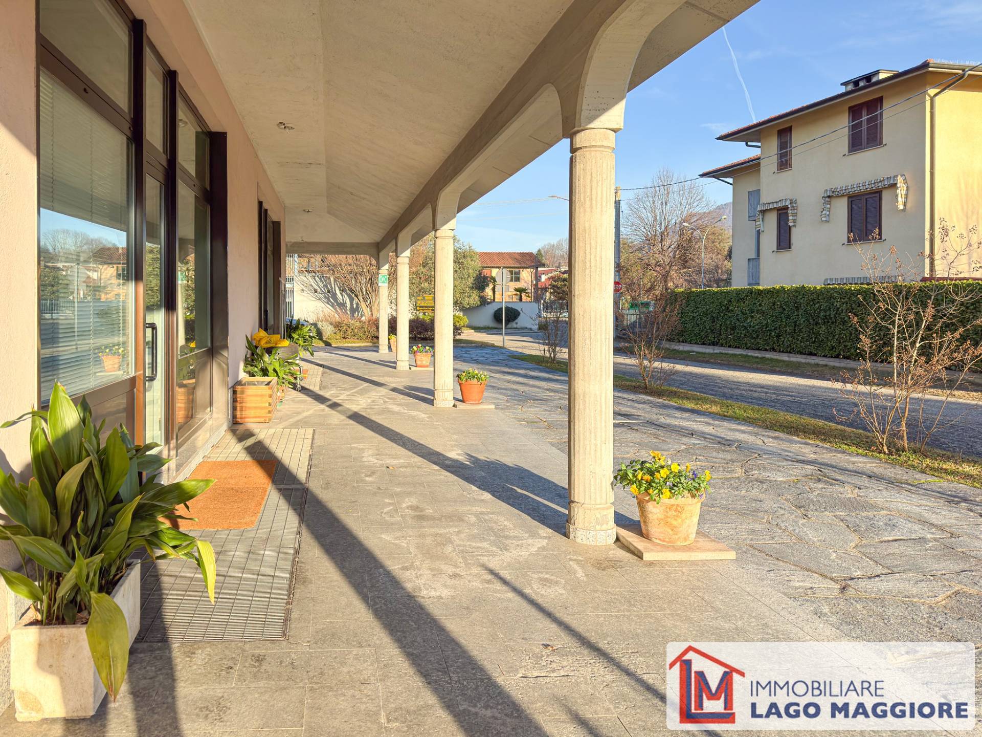 Locale commerciale in vendita a Monvalle