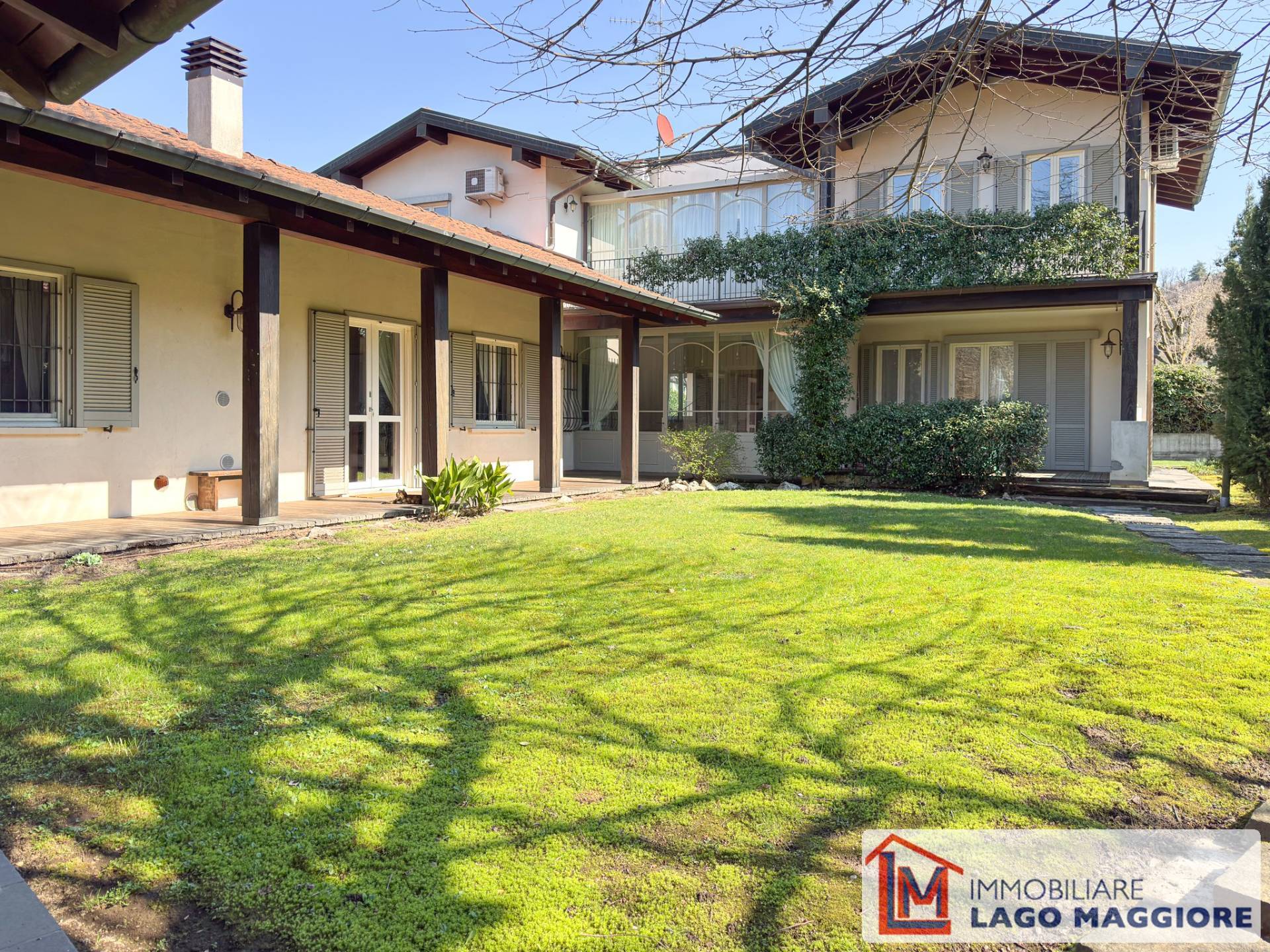 Villa in vendita a Travedona-Monate