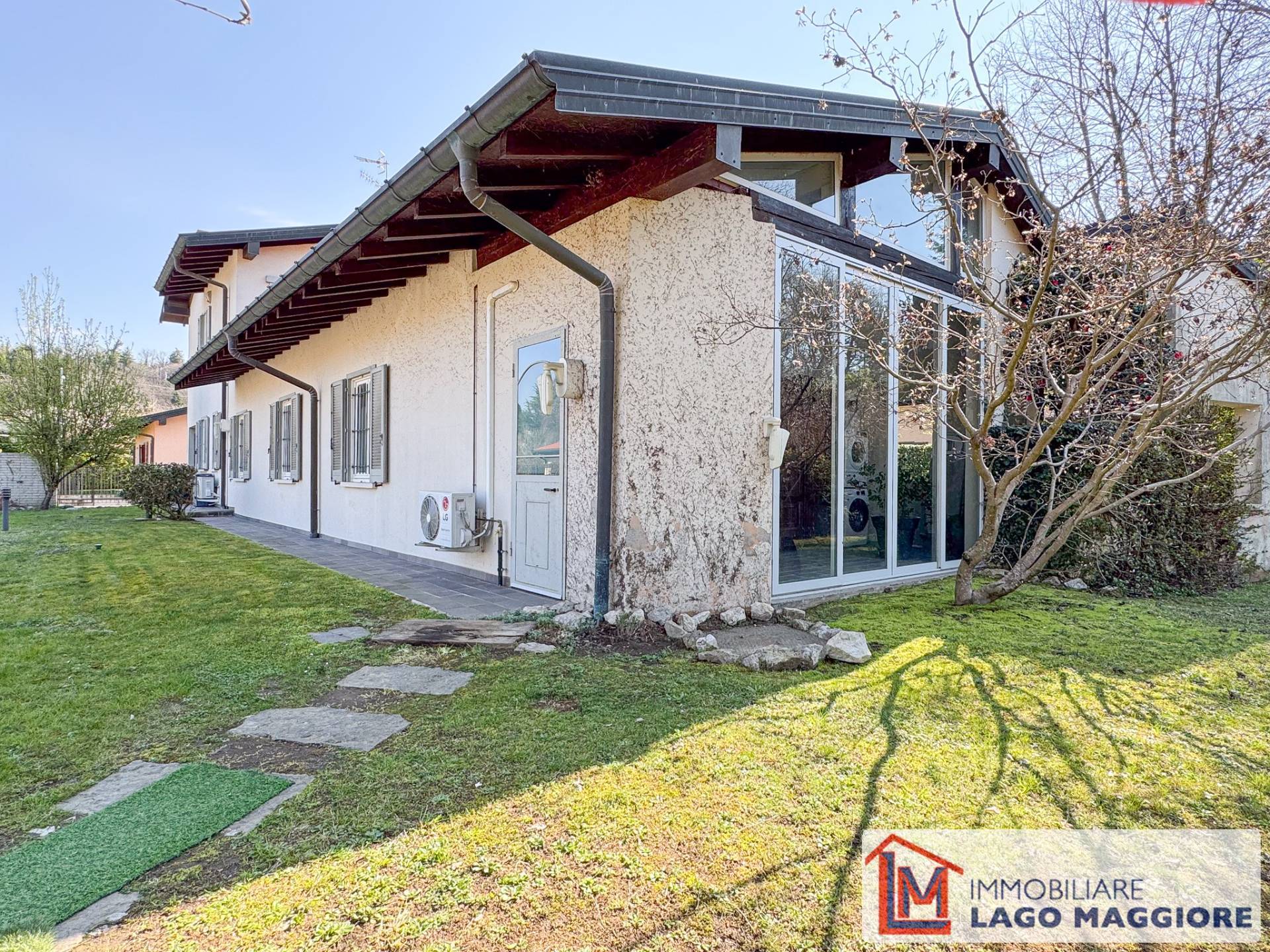 Villa in vendita a Travedona-Monate