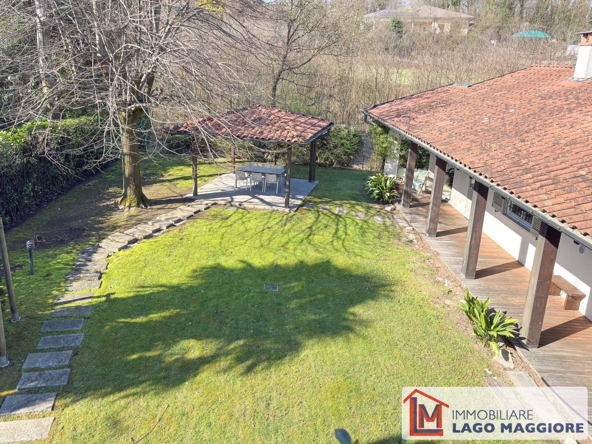 Villa in vendita a Travedona-Monate
