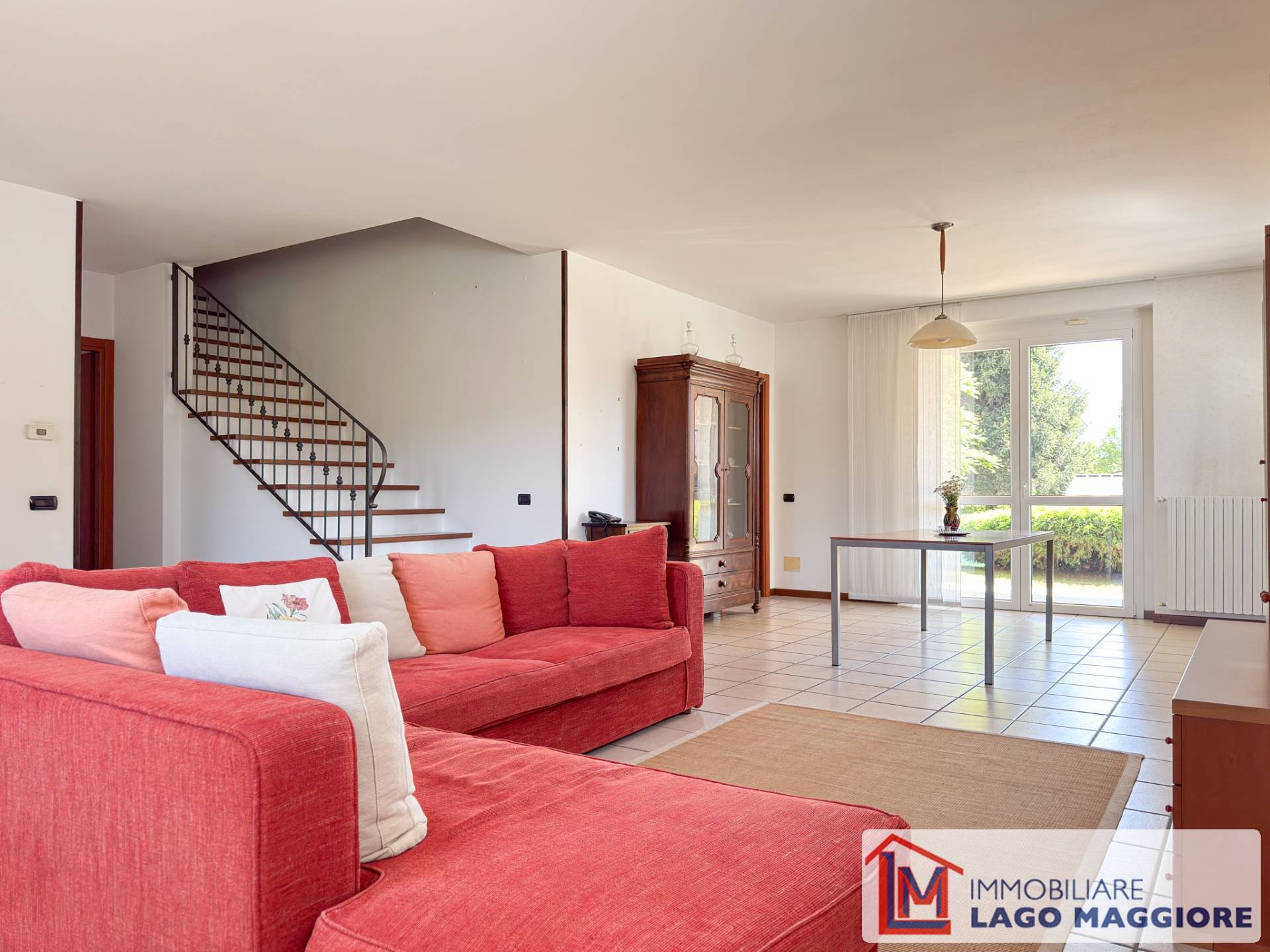 Villa in vendita a Angera