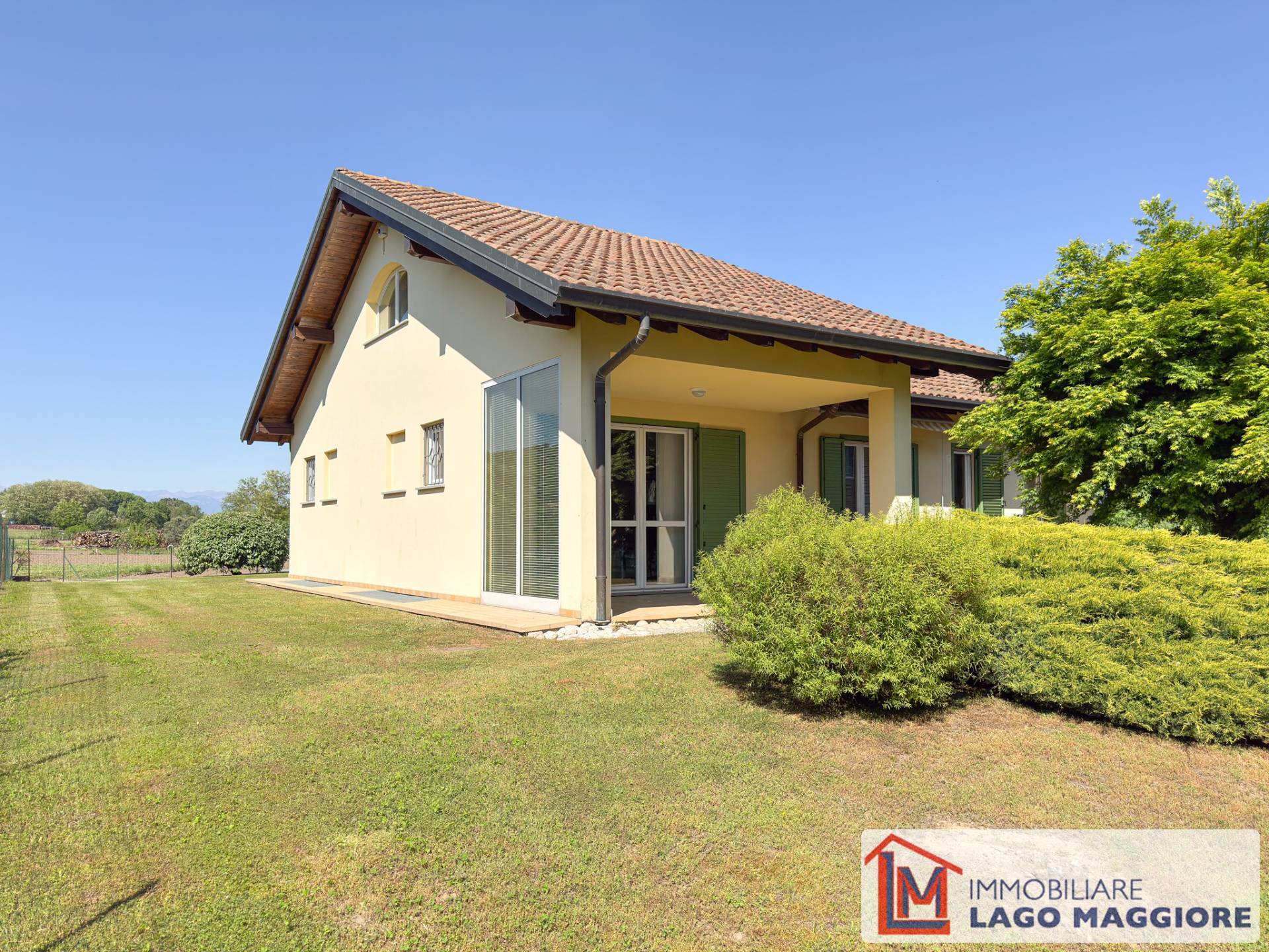 Villa in vendita a Angera