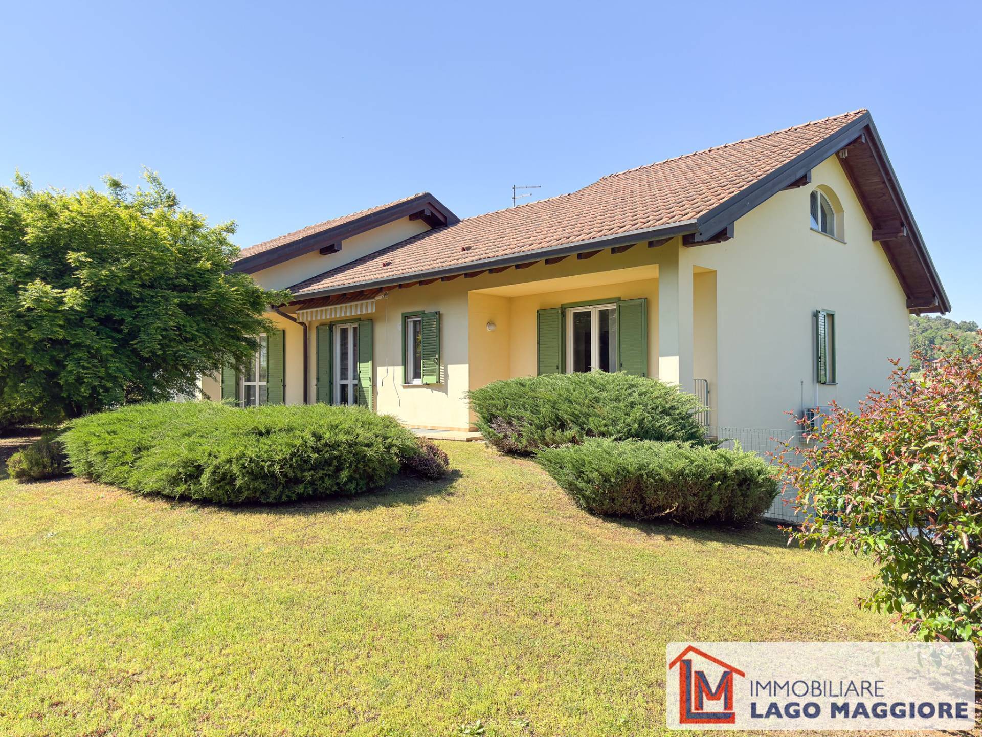 Villa in vendita a Angera