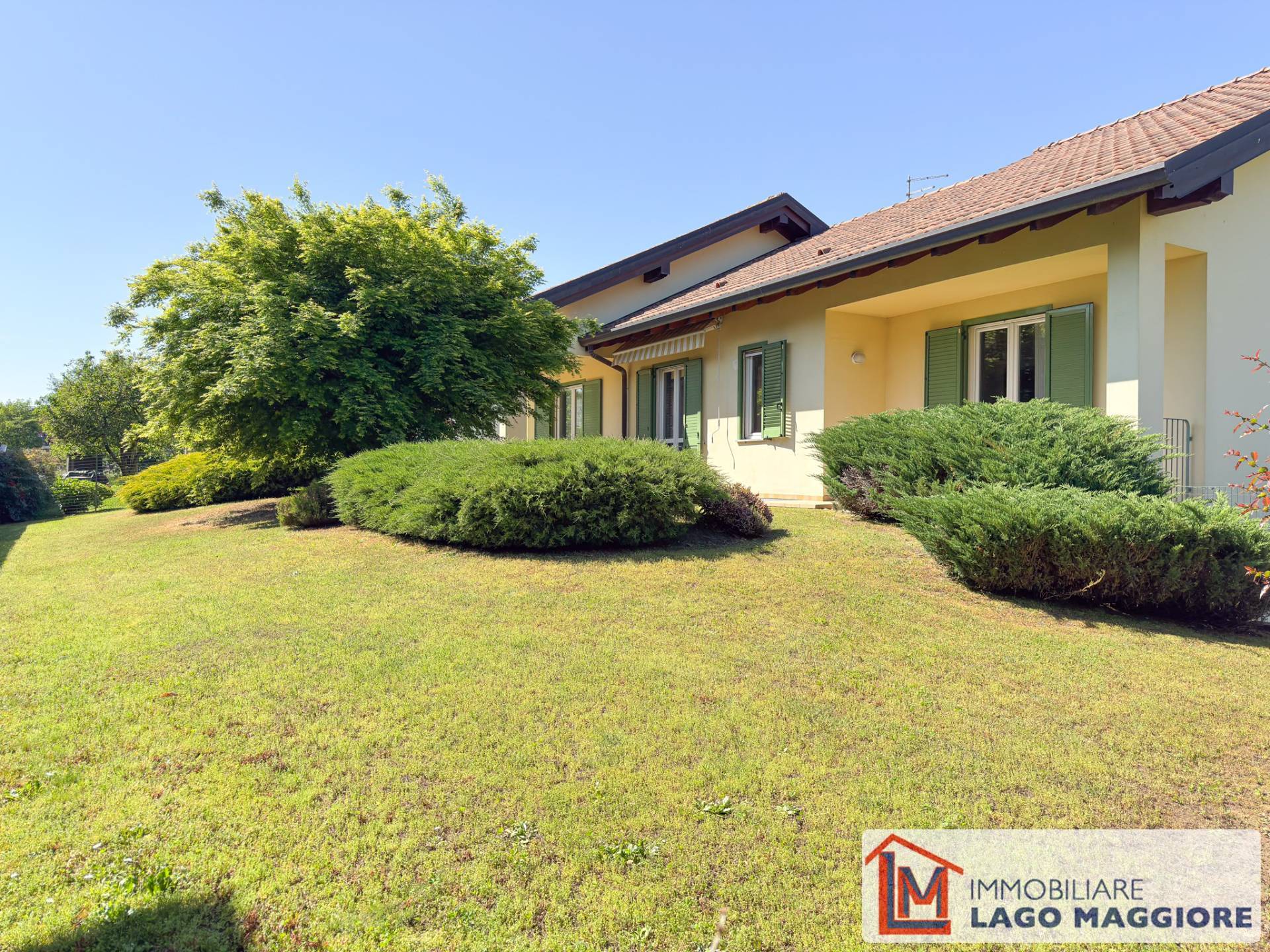 Villa in vendita a Angera