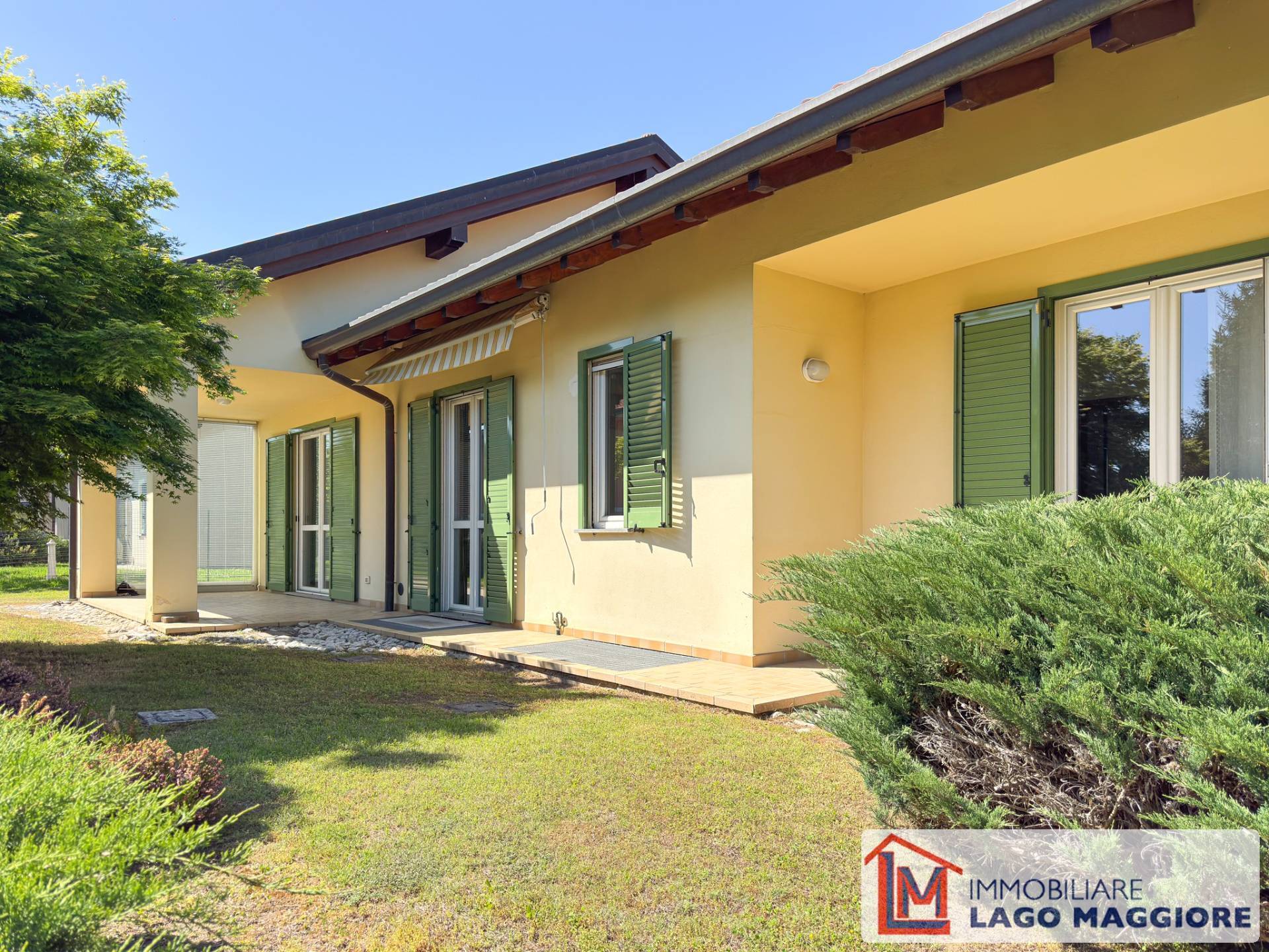 Villa in vendita a Angera