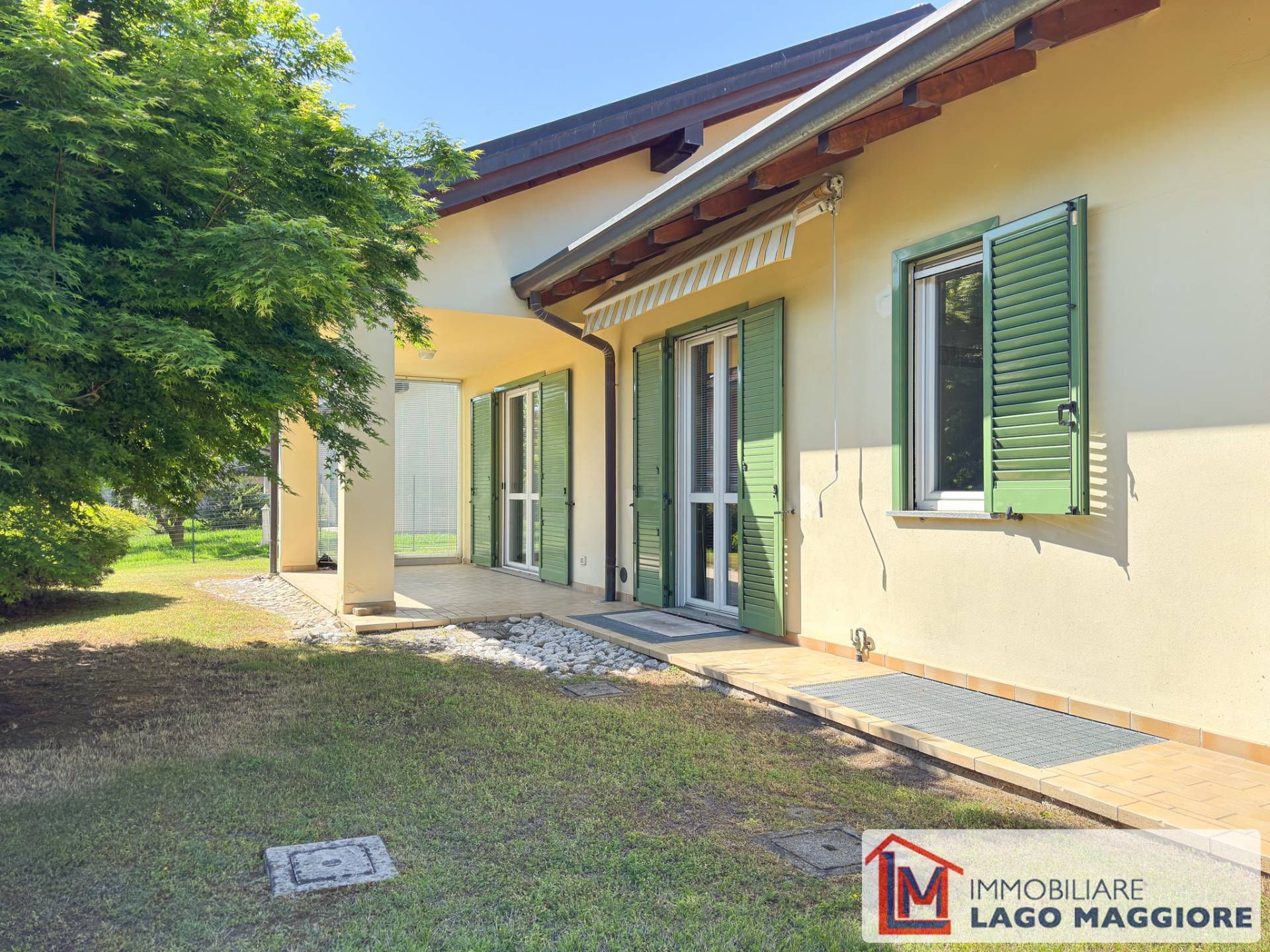 Villa in vendita a Angera