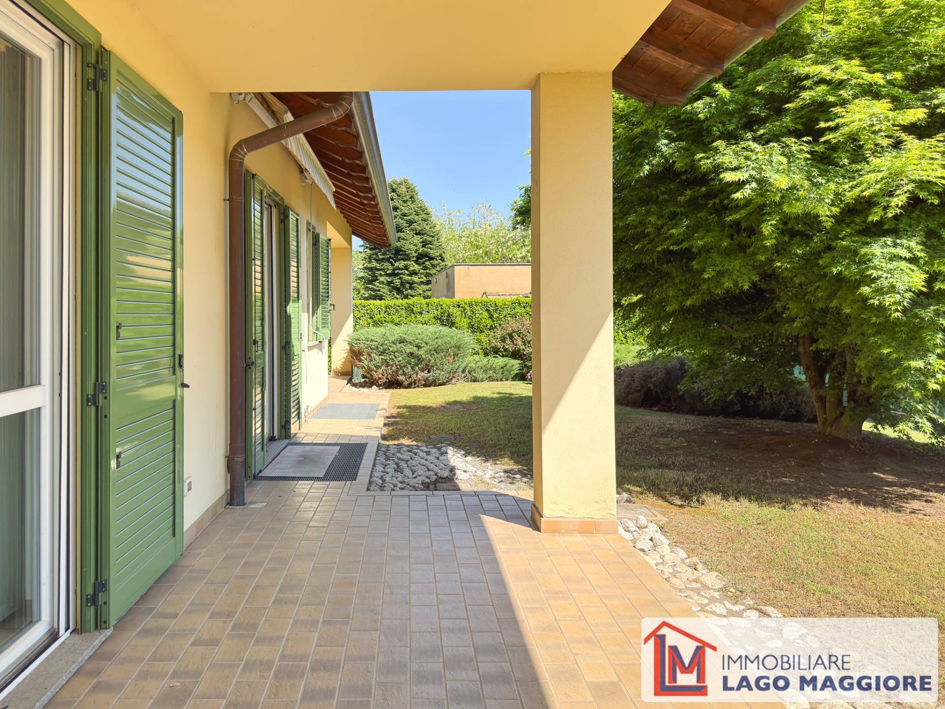 Villa in vendita a Angera
