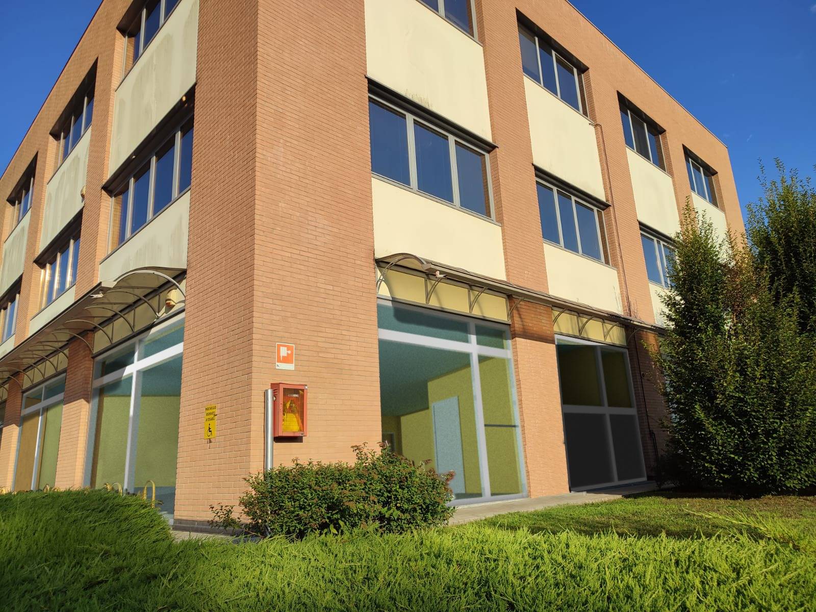 Locale commerciale in vendita a Cadrezzate con Osmate