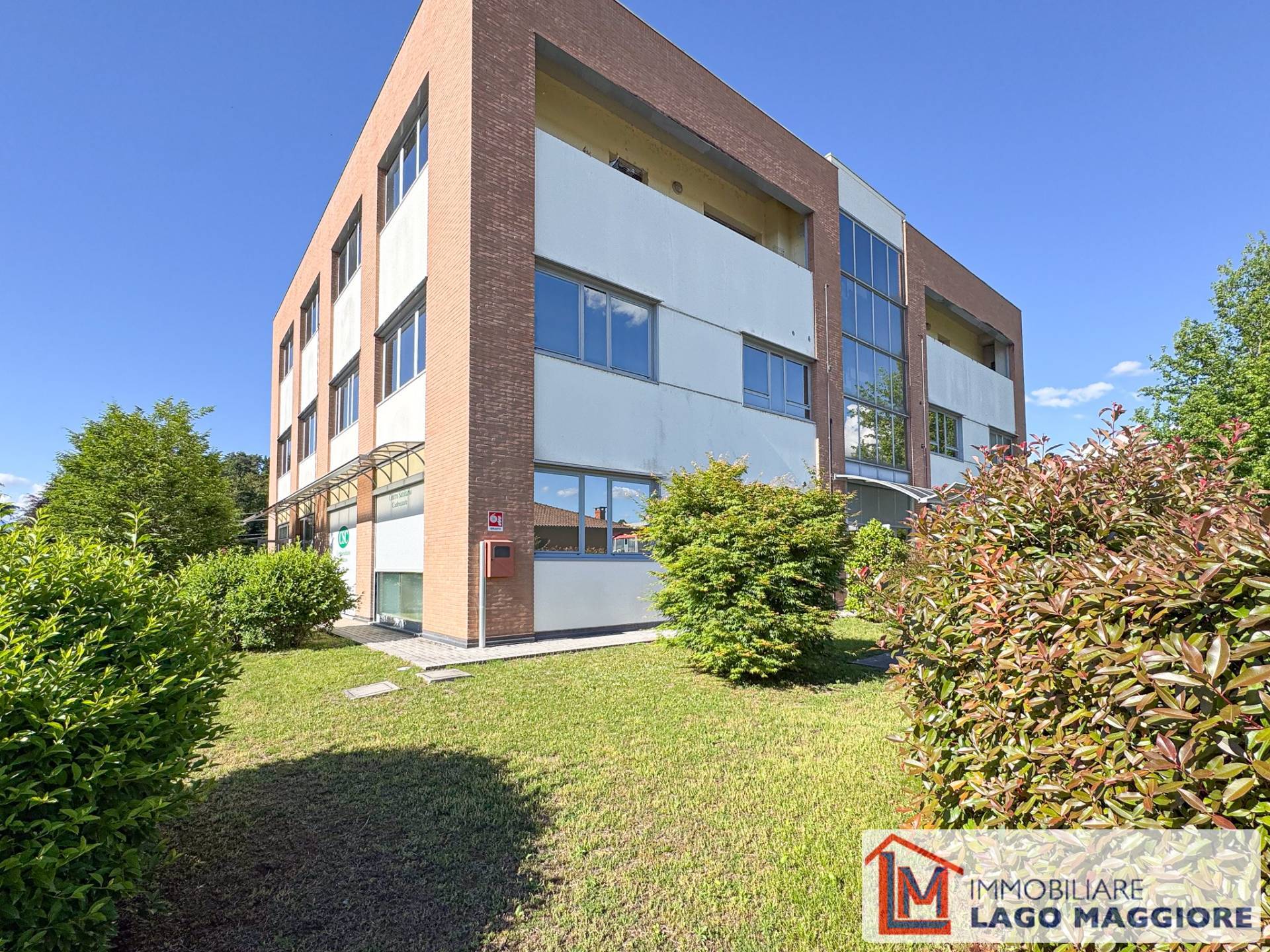 Locale commerciale in vendita a Cadrezzate con Osmate