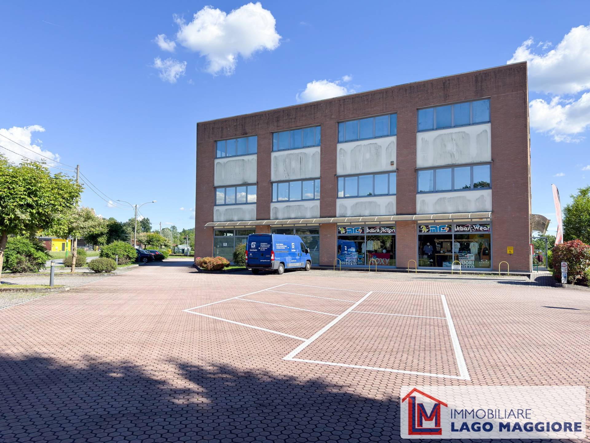 Locale commerciale in vendita a Cadrezzate con Osmate