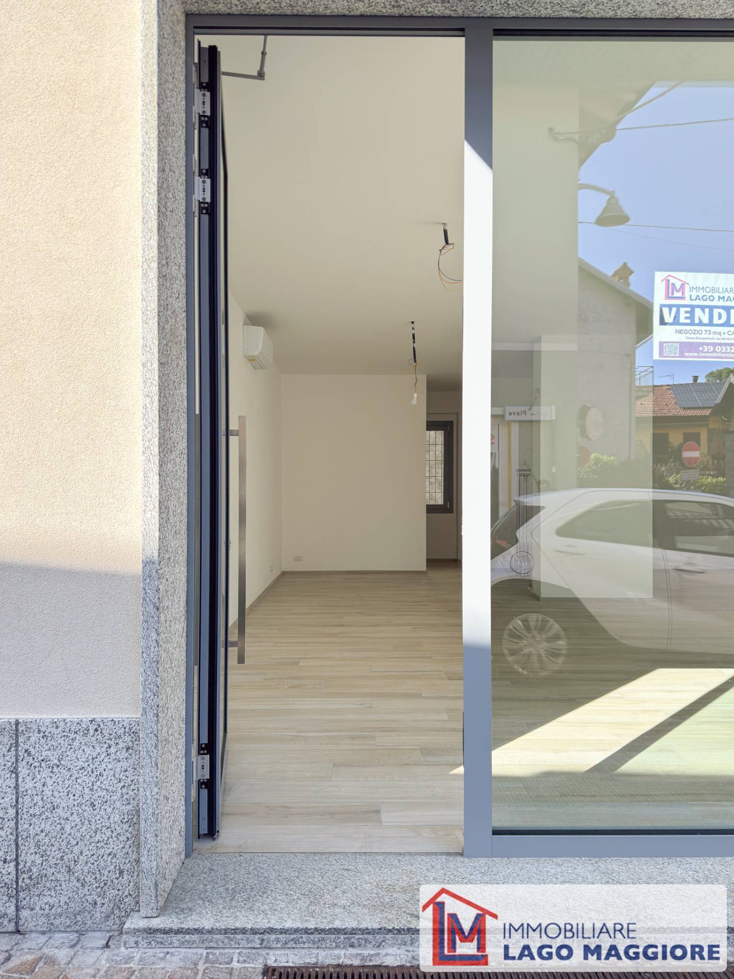 Locale commerciale in vendita a Ispra, Centro paese