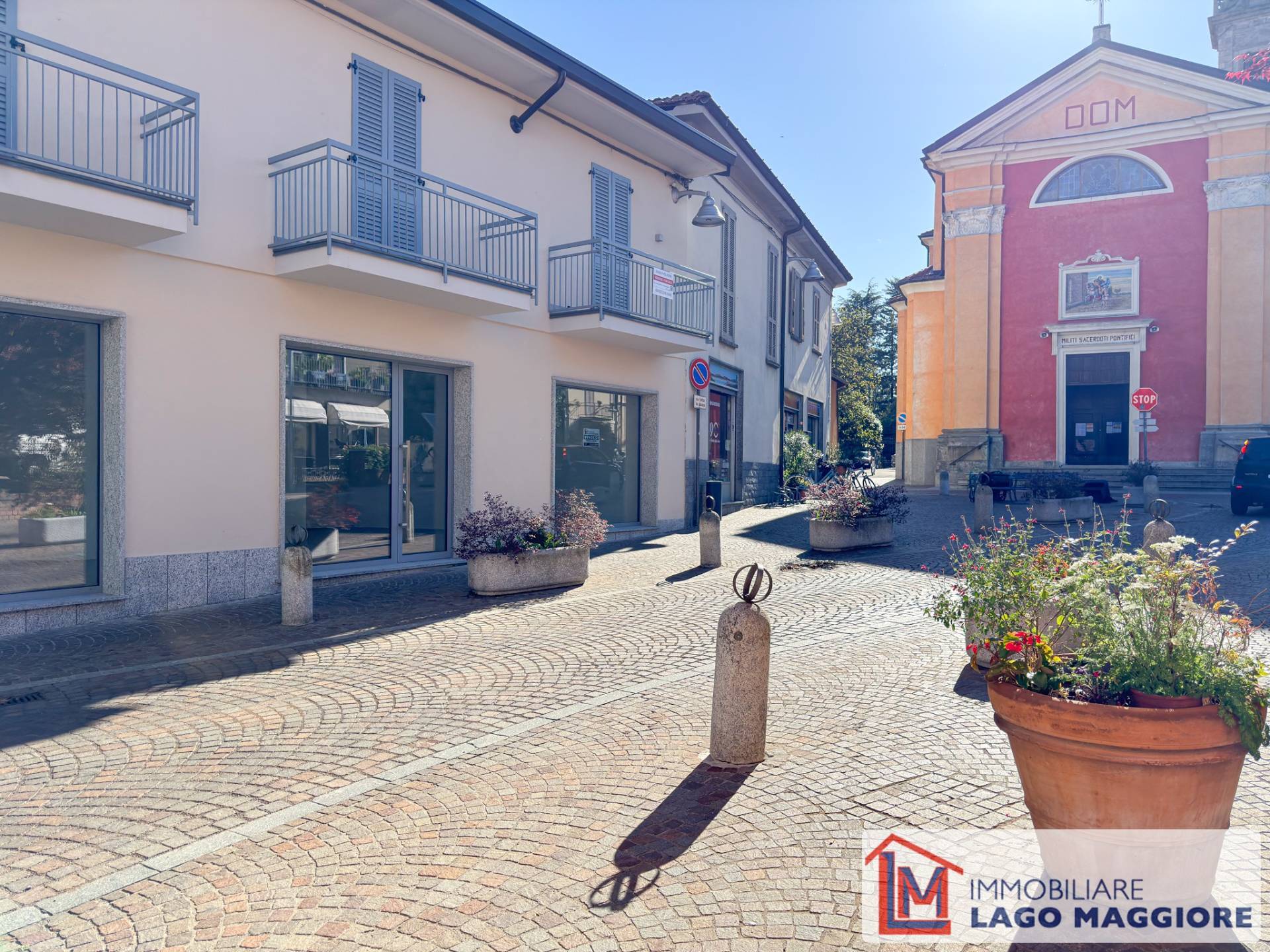 Locale commerciale in vendita a Ispra, Centro paese