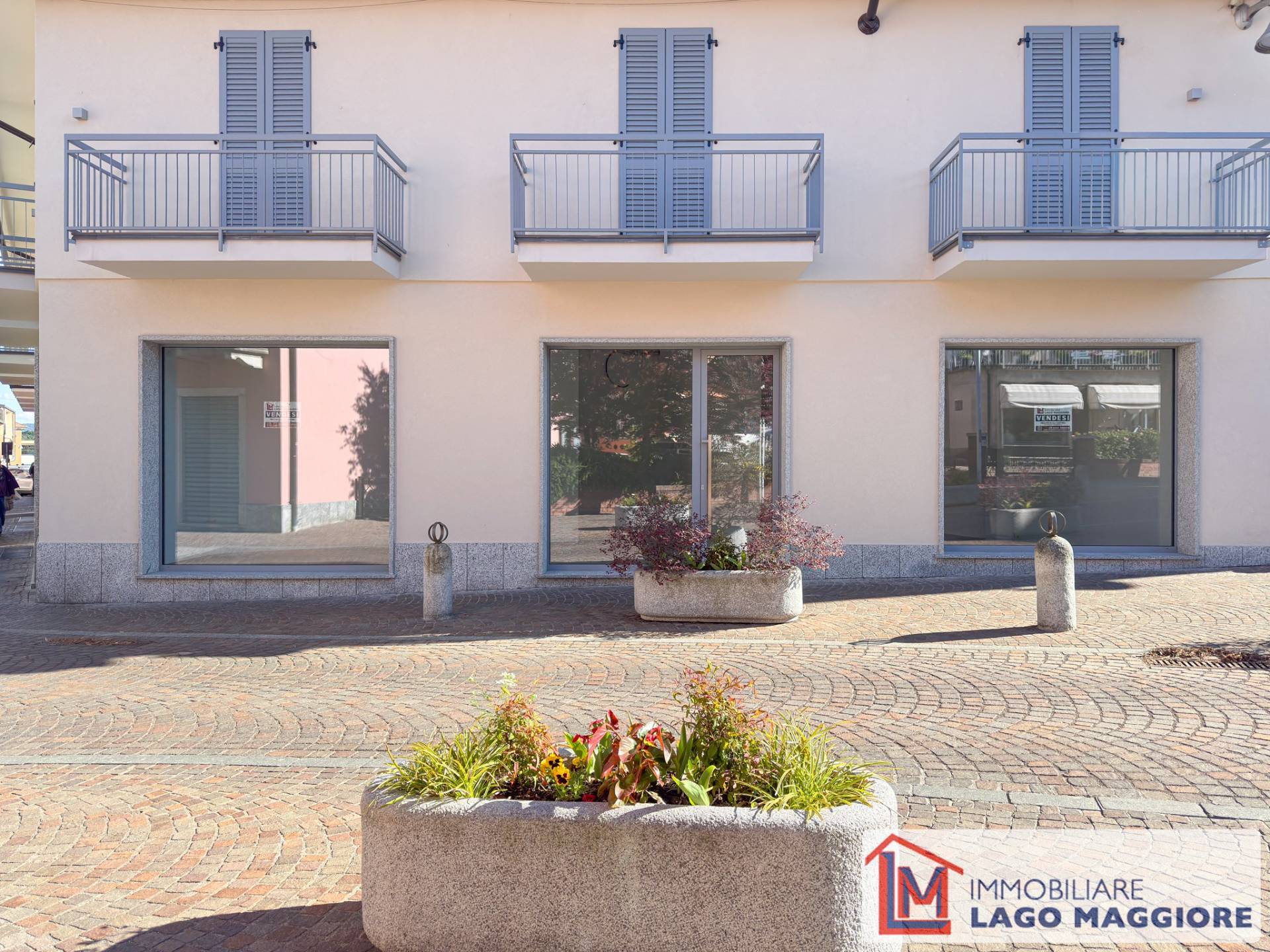 Locale commerciale in vendita a Ispra, Centro paese
