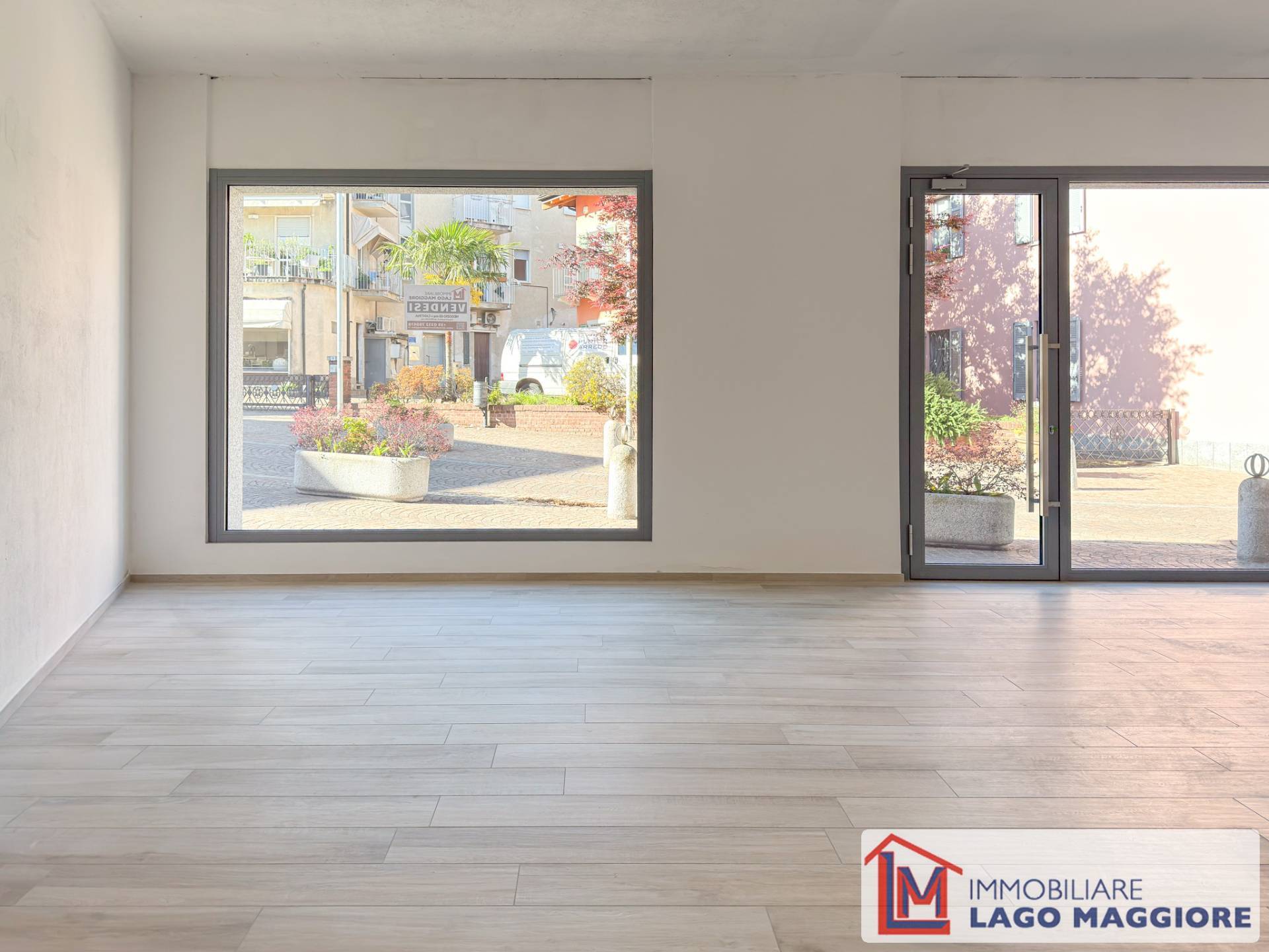 Locale commerciale in vendita a Ispra, Centro paese