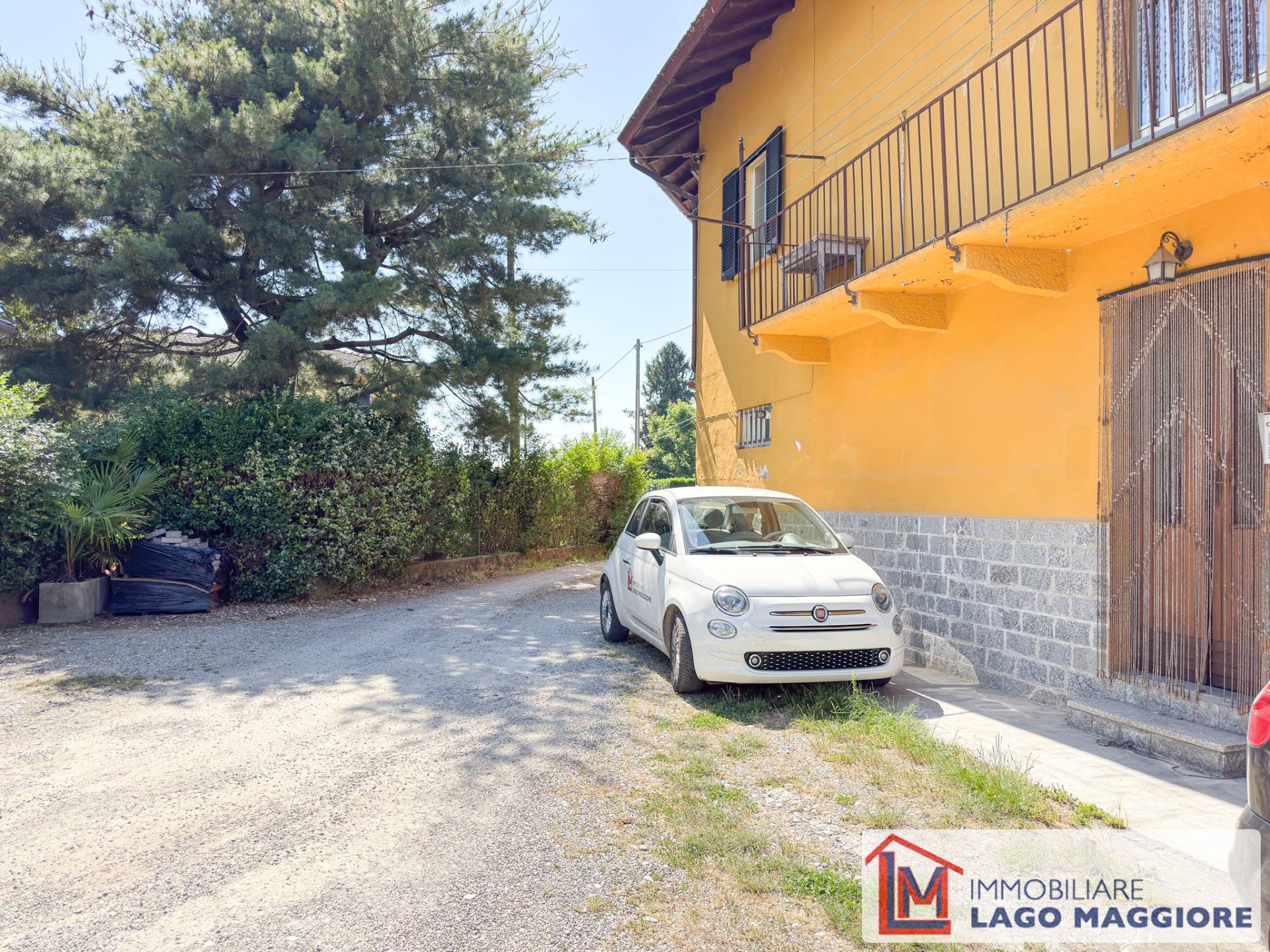 Porzione di casa in vendita a Angera